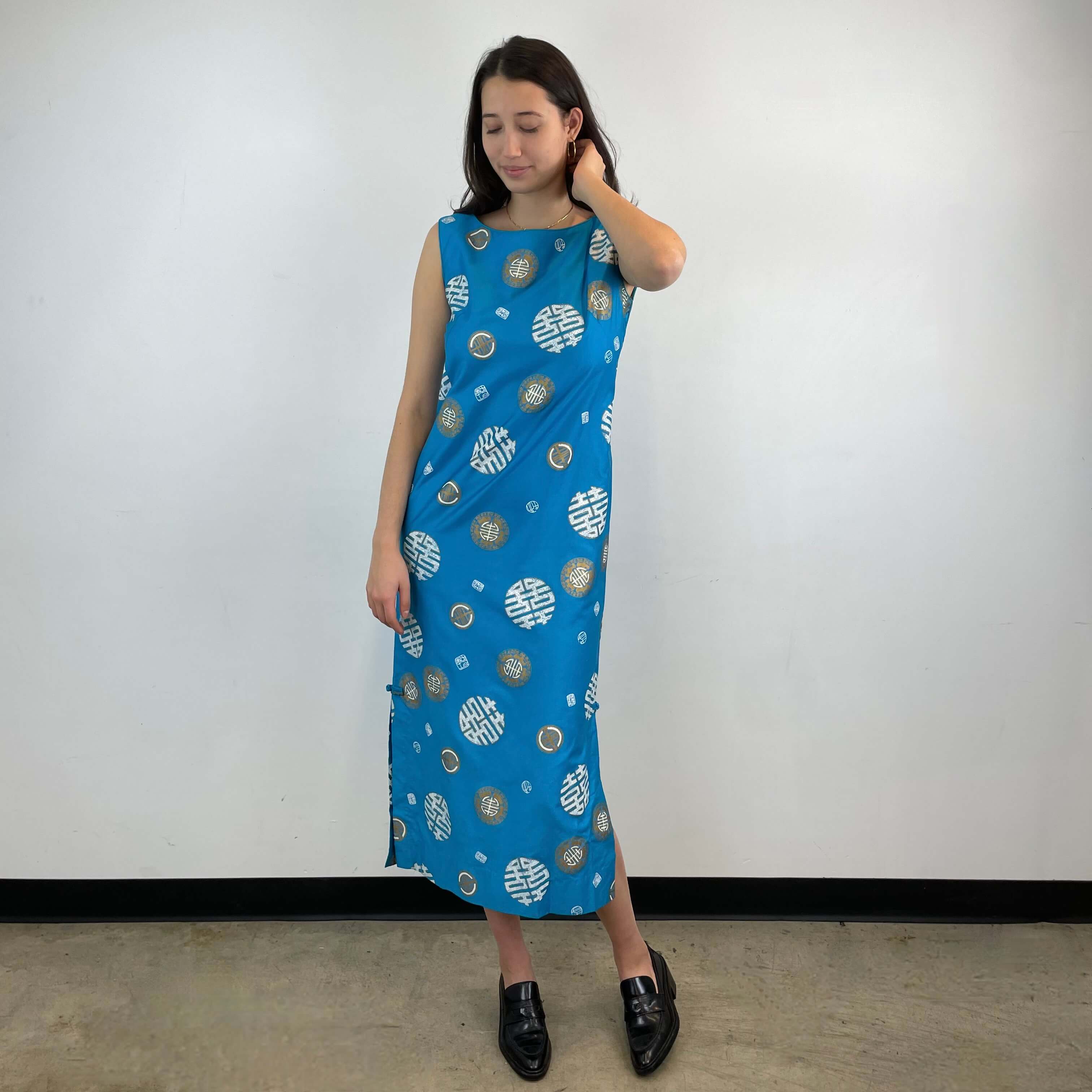 Front View of 1960s Hawaiian Cotton Maxi Shift Dress Size Medium sold at bohemevintage.com Montreal