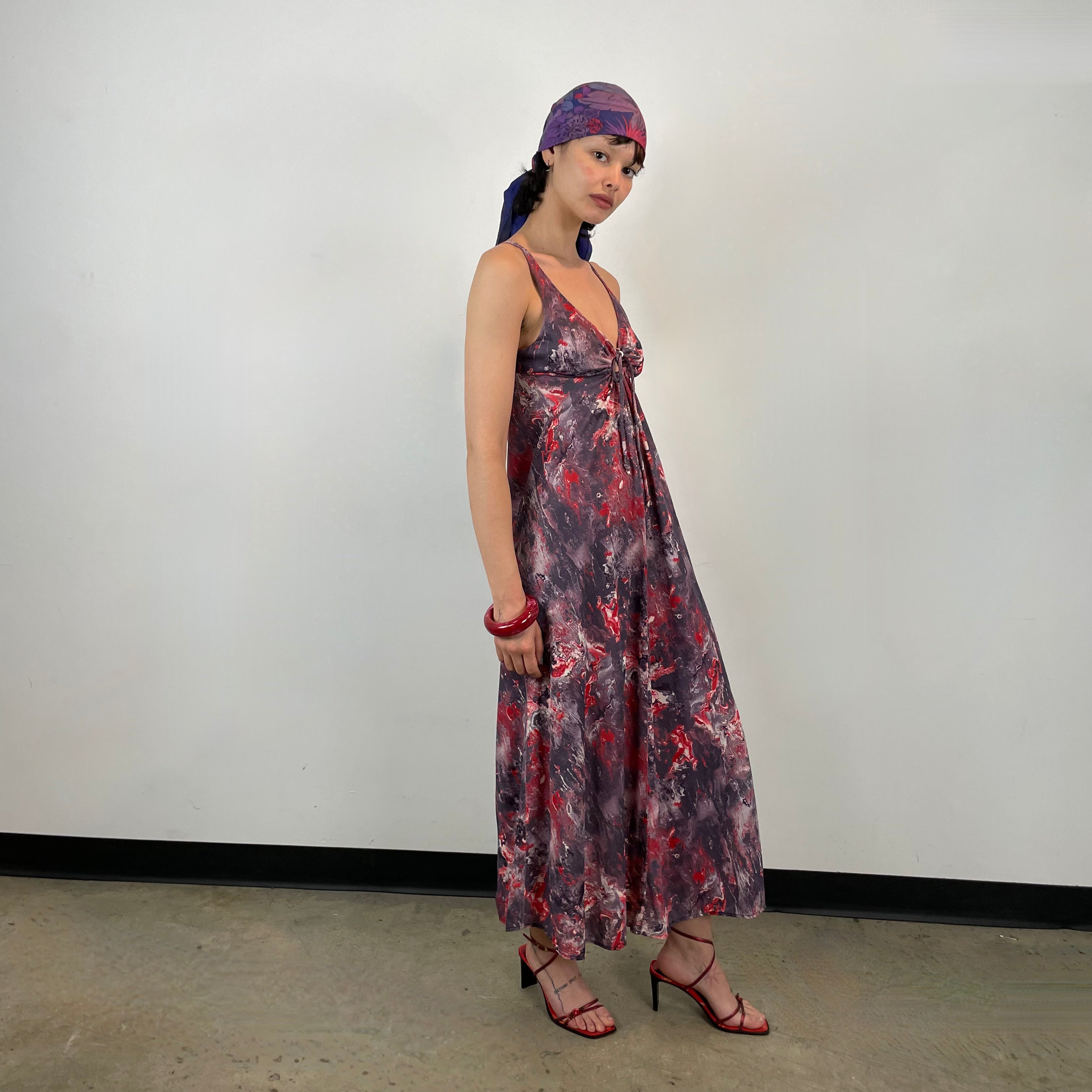 Angled view of 1970s Sleeveless Marble Print Maxi Dress
Size Small
Sold at bohemevintage.com
Montréal