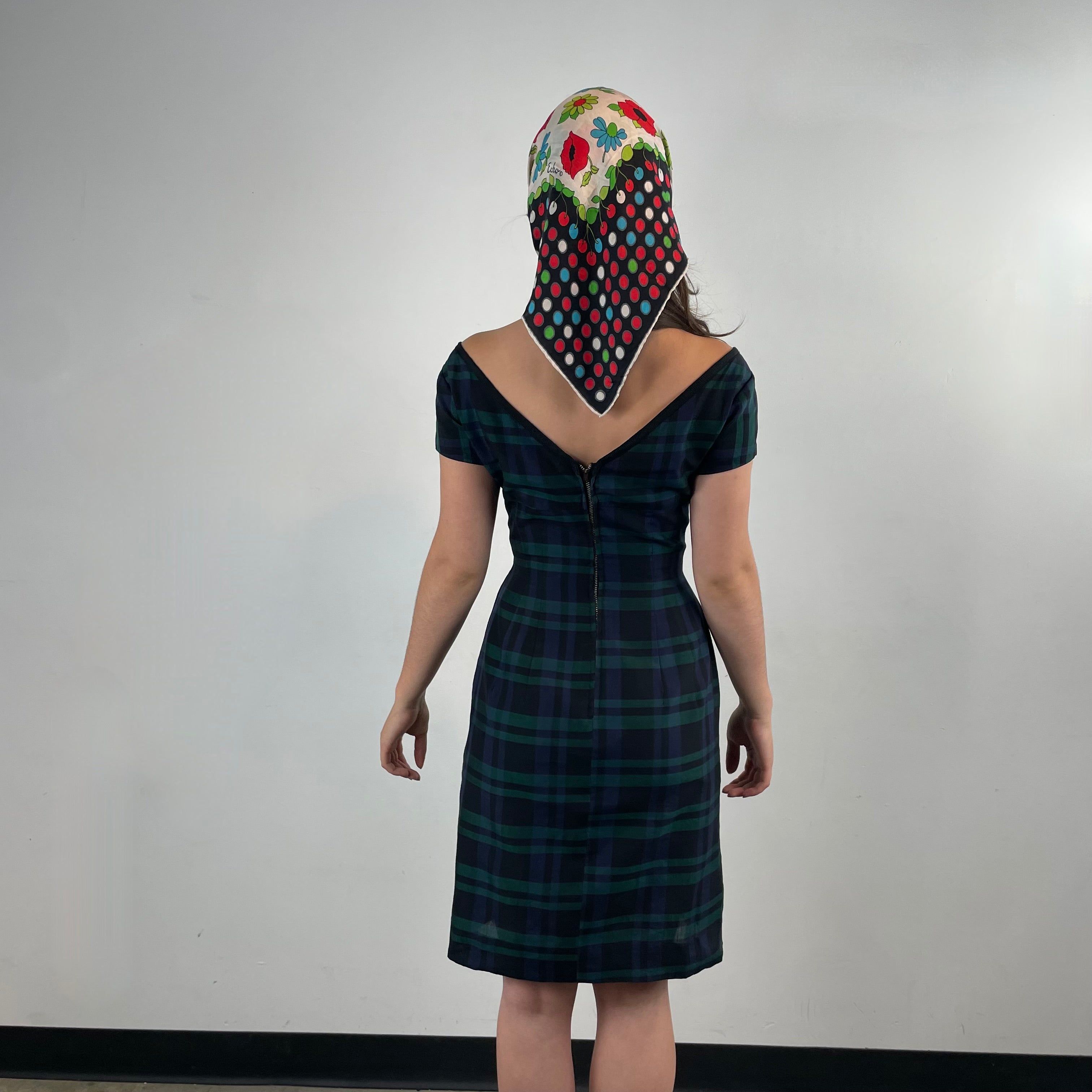 Back view of 1950s/1960s Short Sleeve Fitted Plaid Dress
Size Small
Sold at bohemevintage.com
Montréal