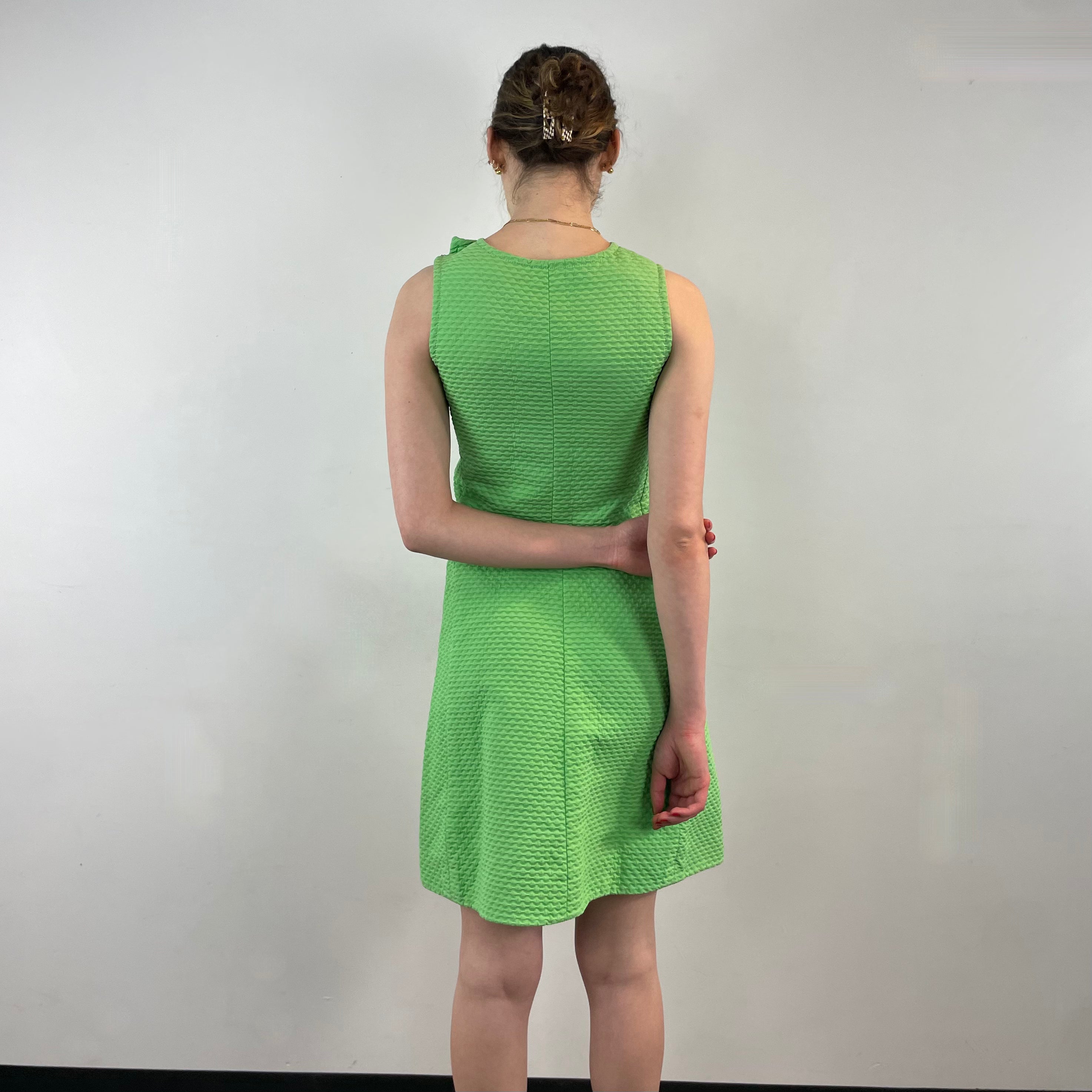 Back view of 1960s Lime Green Cotton Mini Shift Dress
size Small
sold at bohemevintage.com
Montréal