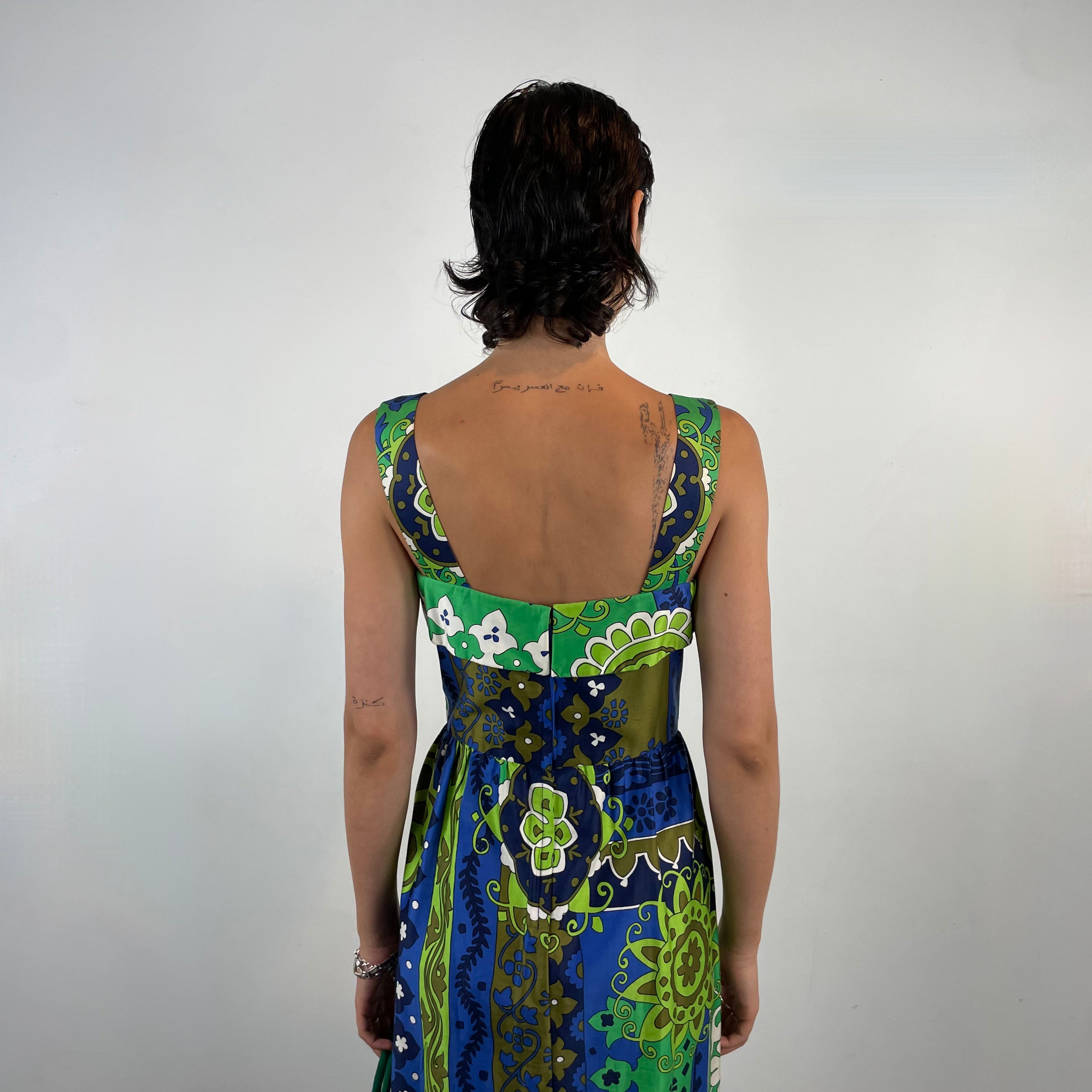 Back view of 1970s Bold Foulard Print Maxi Cotton Dress
Size Small
Sold at bohemevintage.com
Montréal