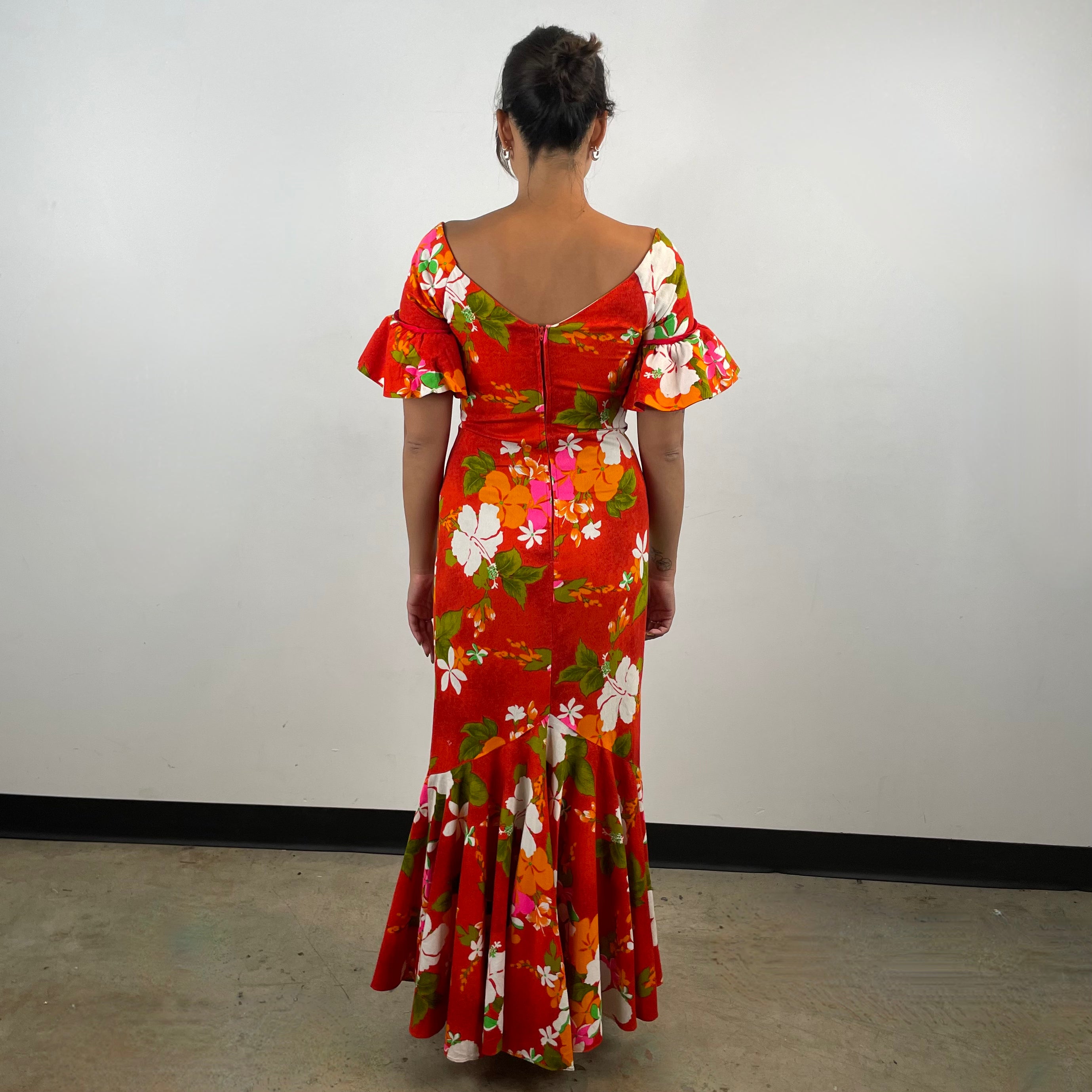 Back view of 1970s Hawaiian Short Sleeve Maxi Dress
Size Small/Medium
Sold at bohemevintage.com
Montréal