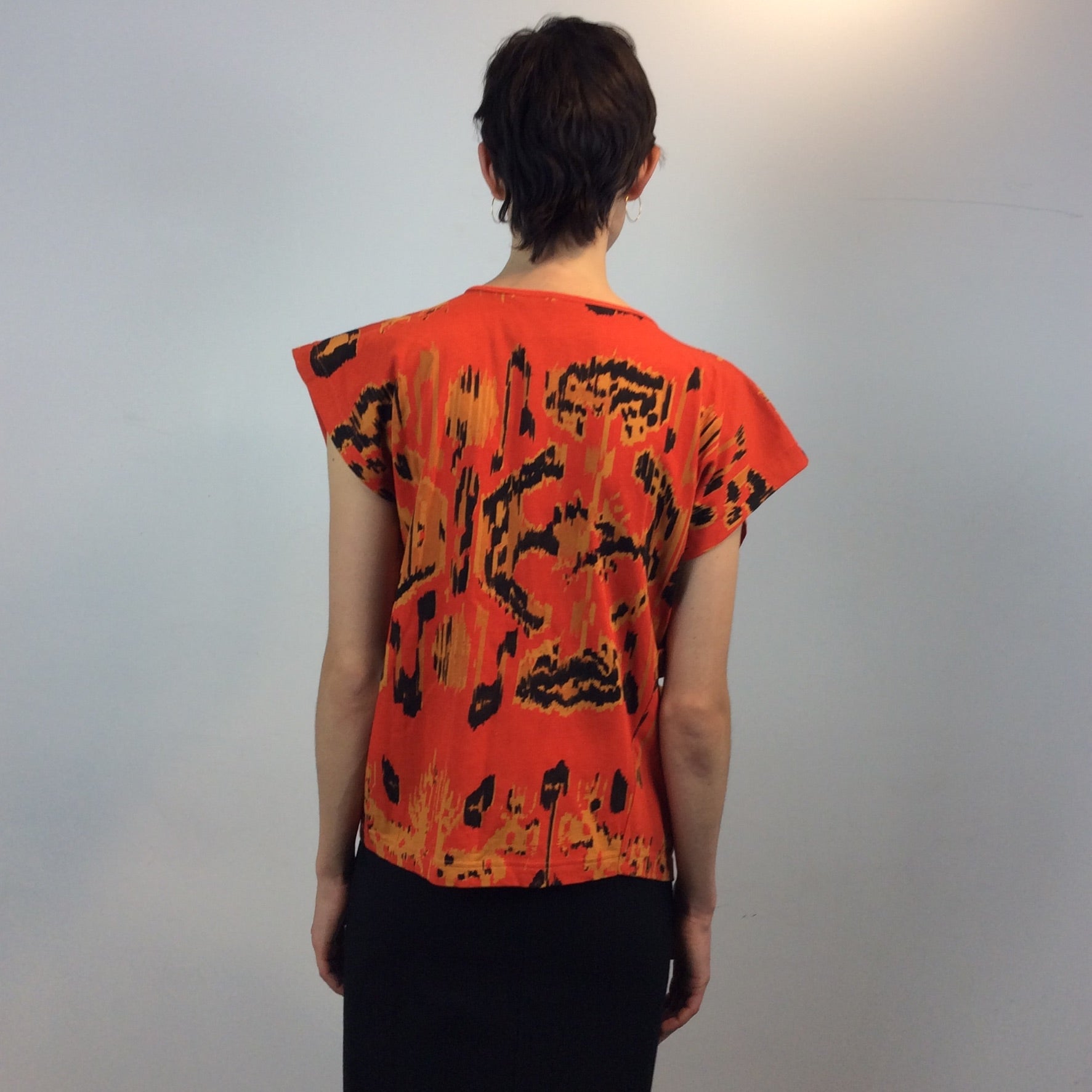 Back view of 1980s Jean-Claude Poitras Asymmetrical short sleeve Top
Size Small/Medium
sold at bohemevintage.com, Montréal