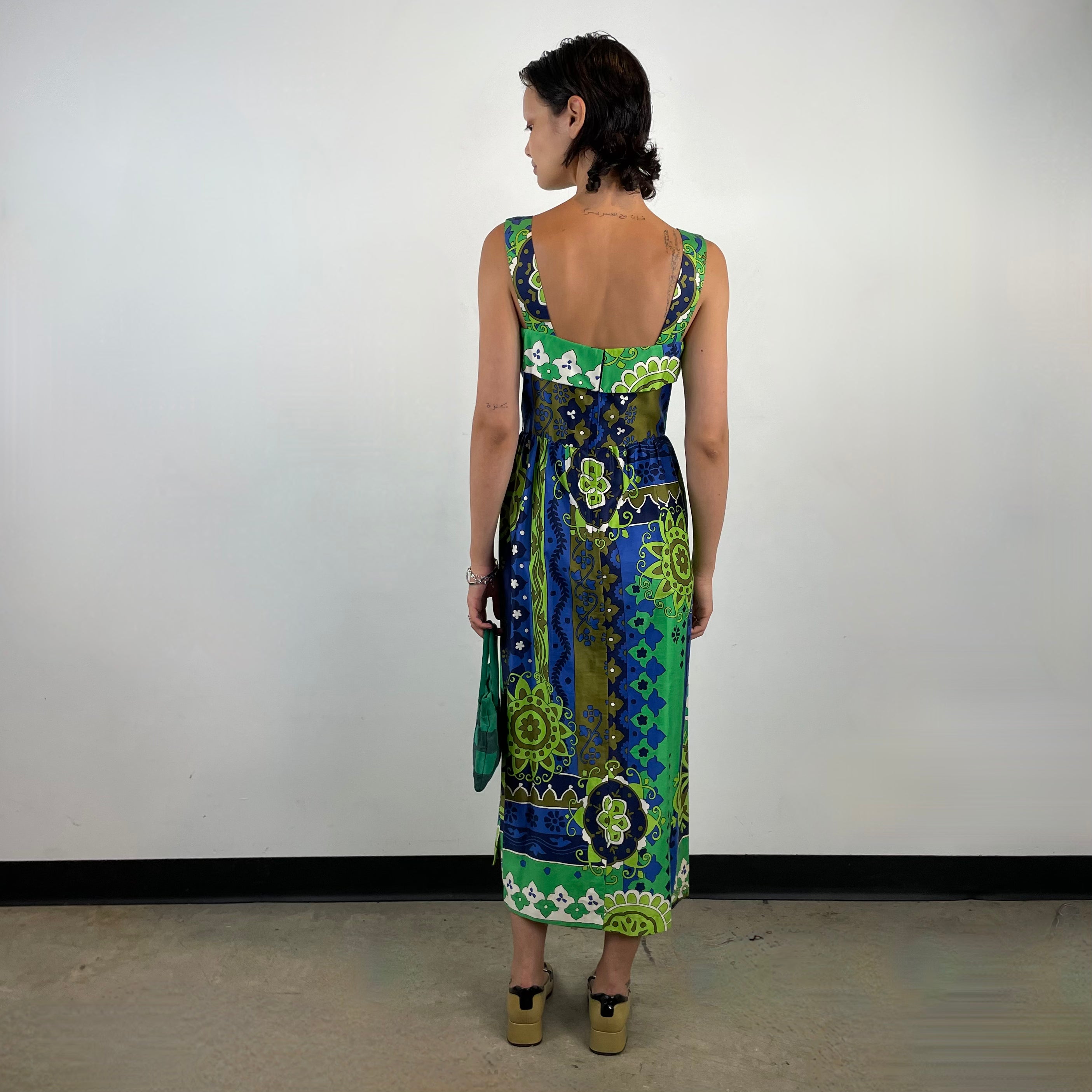 Back view of 1970s Bold Foulard Print Maxi Cotton Dress
Size Small
Sold at bohemevintage.com
Montréal