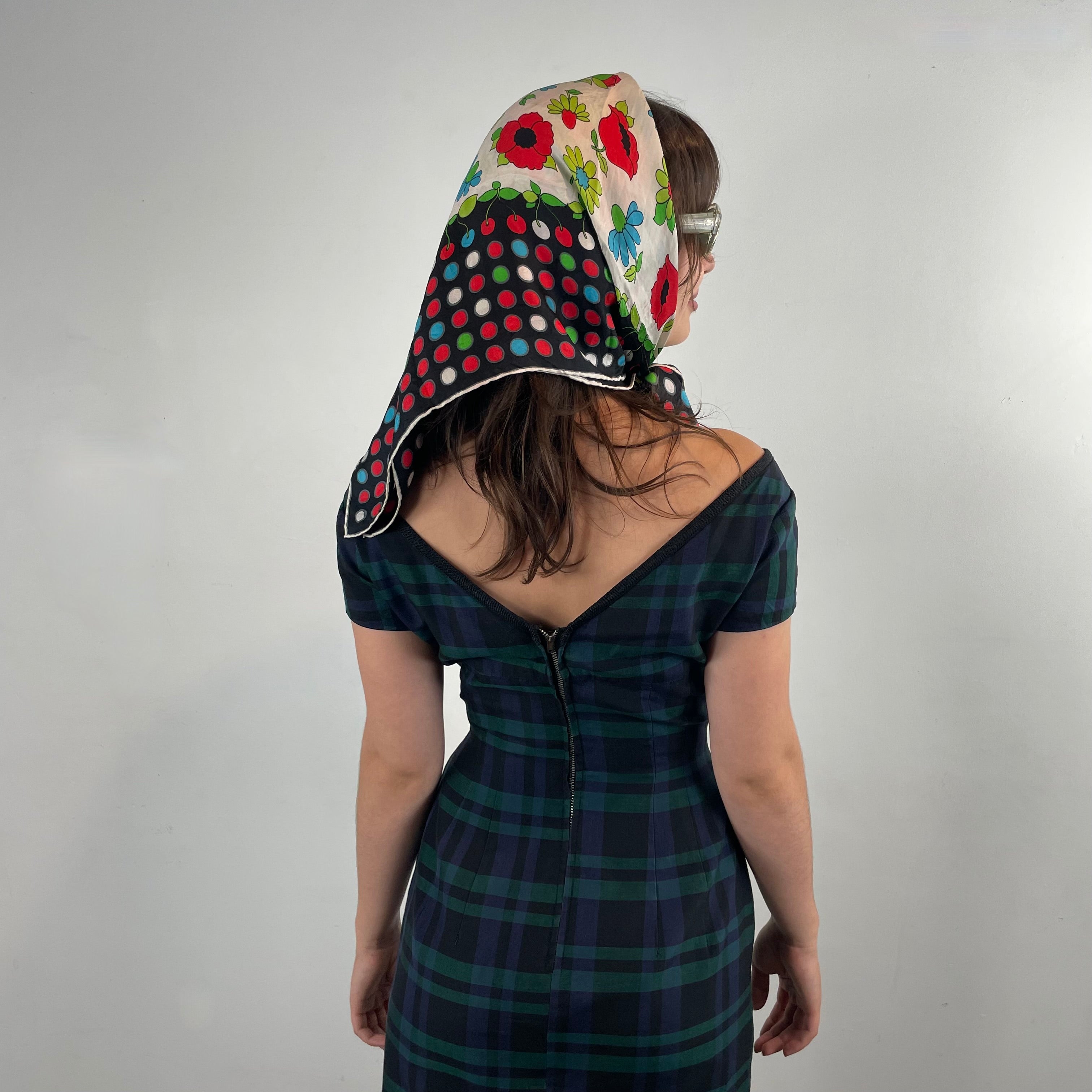 Close up back view of 1950s/1960s Short Sleeve Fitted Plaid Dress
Size Small
Sold at bohemevintage.com
Montréal