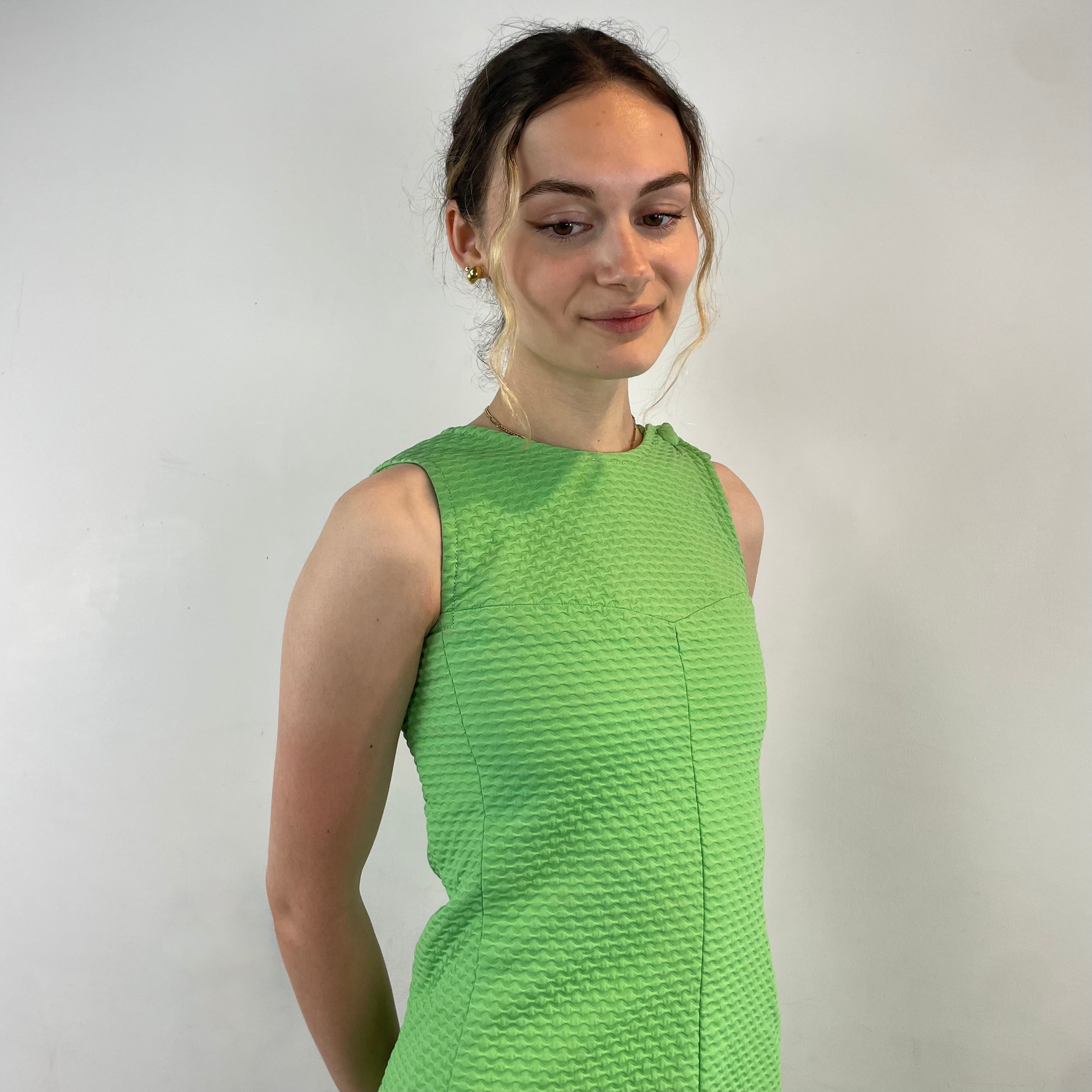 Close up view of 1960s Lime Green Cotton Mini Shift Dress
size Small
sold at bohemevintage.com
Montréal