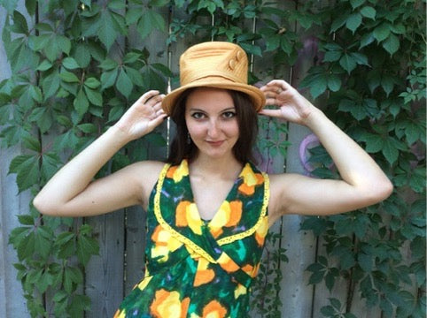 Close up view of 1970s Bold Print Wide Collar Maxi Dress
Size Small/Medium
Sold at bohemevintage.com
Montréal