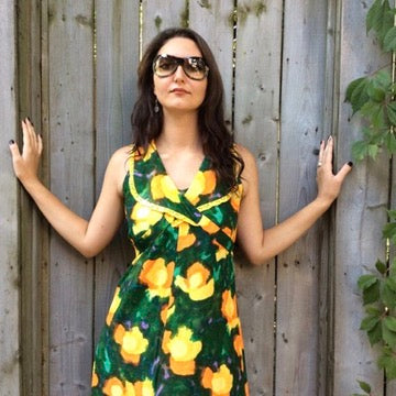Close up view of 70s Bold Print Wide Collar Maxi Dress
Size Small/Medium
Sold at bohemevintage.com
Montréal