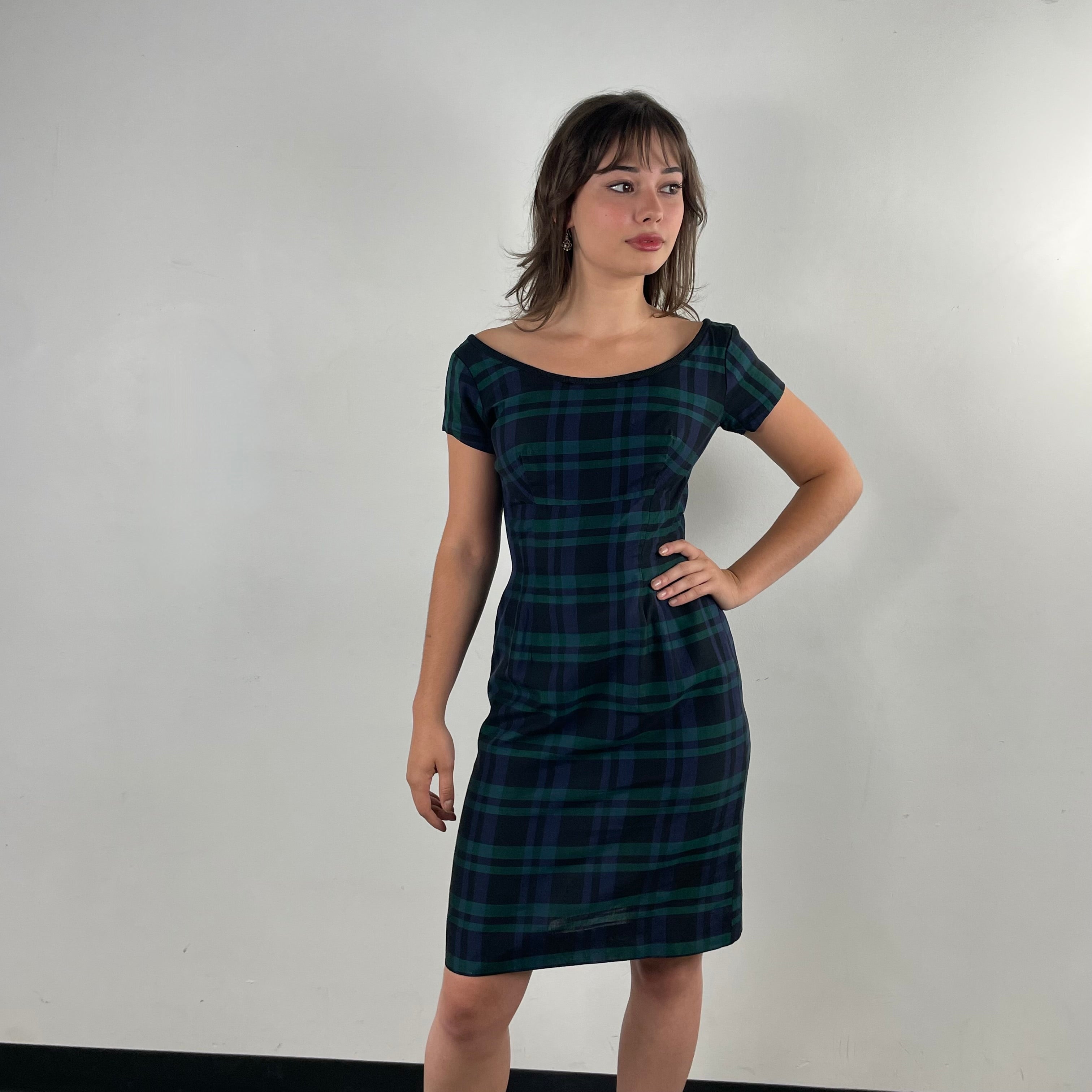 Front view of 1950s/1960s Short Sleeve Fitted Plaid Dress
Size Small
Sold at bohemevintage.com
Montréal