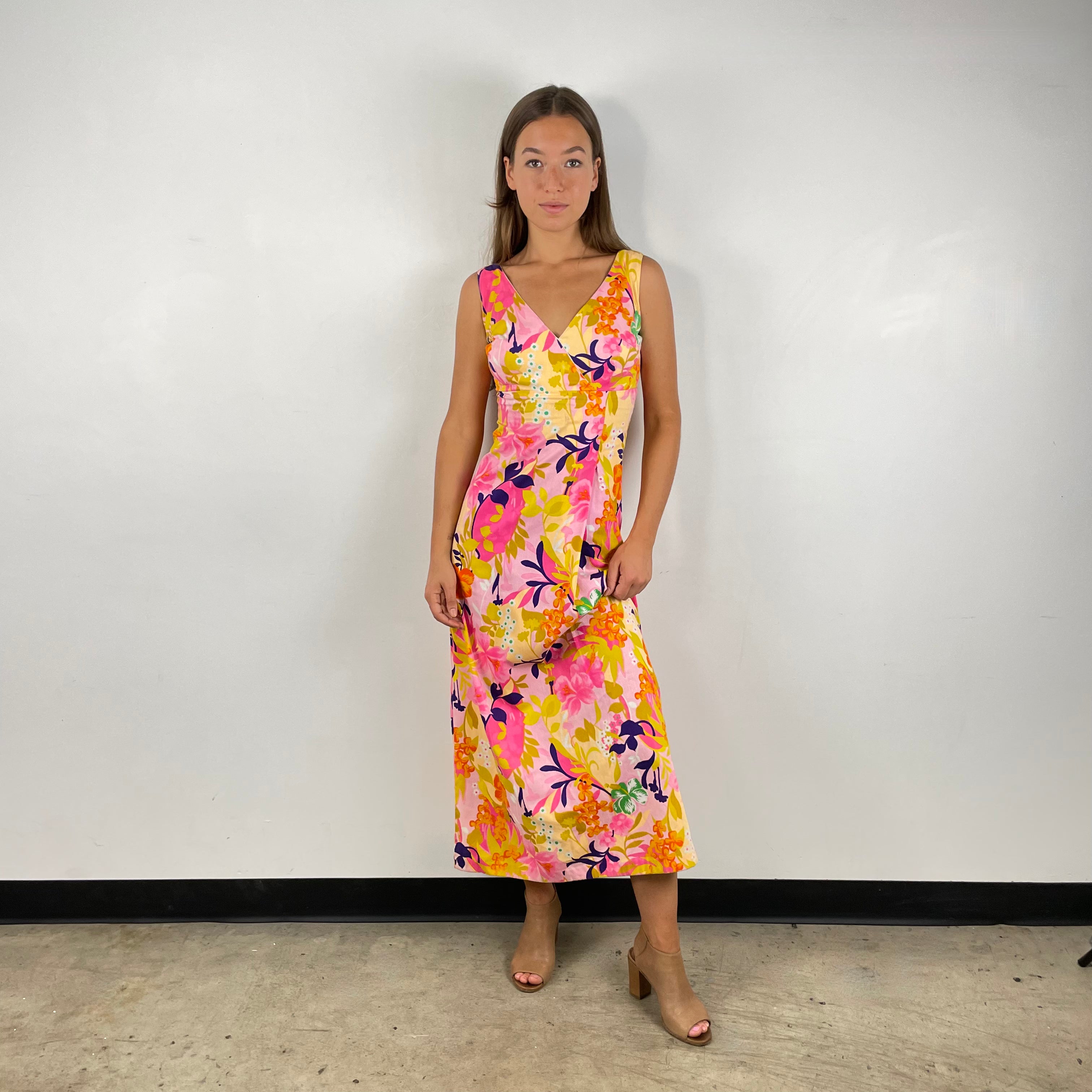 Front view of 1970s Hawaiian Bold Floral Print Maxi Dress
Size Small
Sold at bohemevintage.com
Montréal