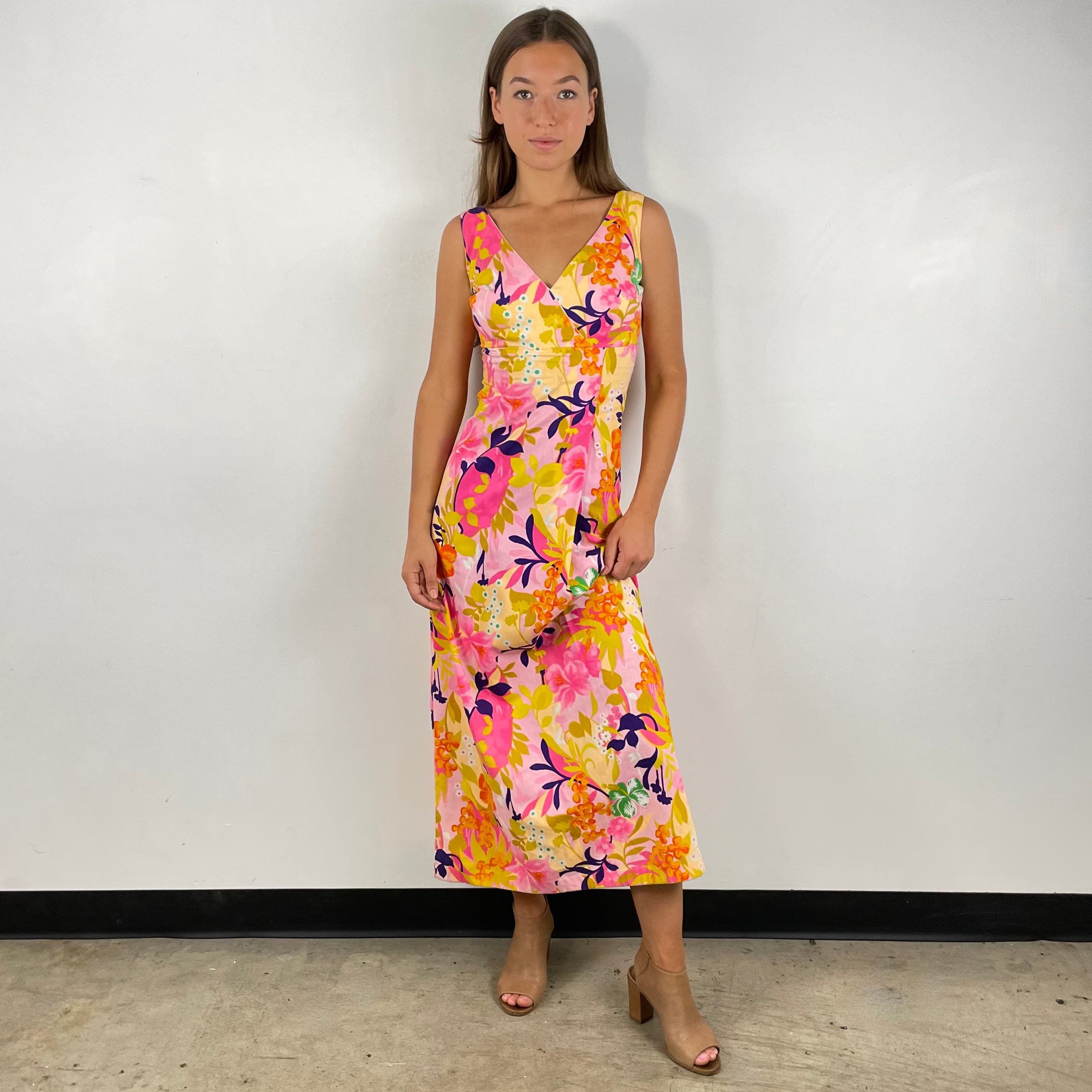 Front view of 1970s Hawaiian Bold Floral Print Maxi Dress
Size Small
Sold at bohemevintage.com
Montréal