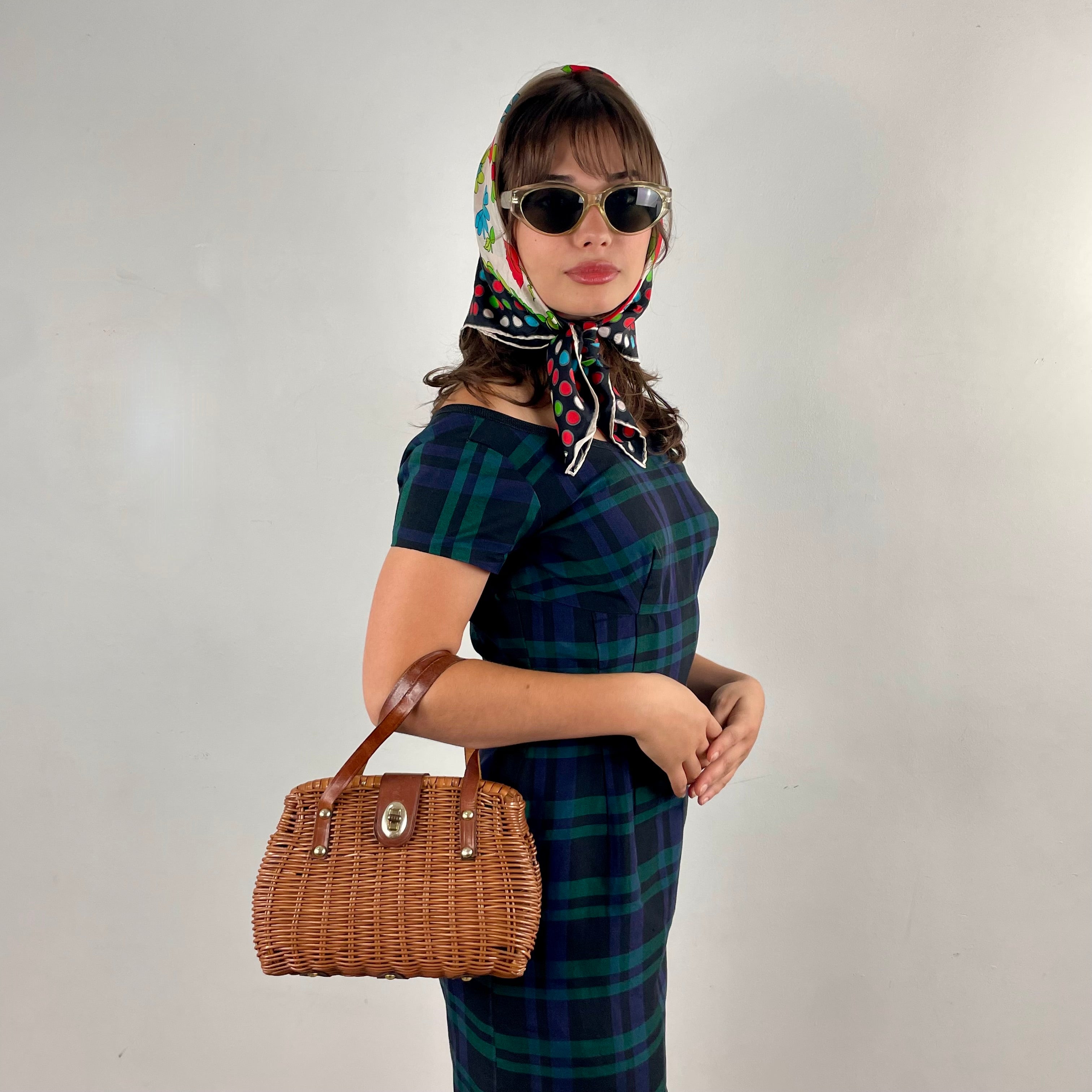 Side view of 1950s/1960s Short Sleeve Fitted Plaid Dress
Size Small
Sold at bohemevintage.com
Montréal
