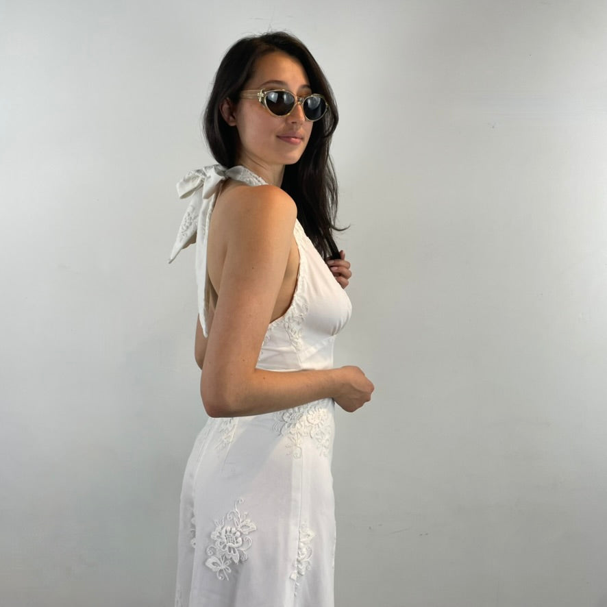 Side view of 1970s White Embroidered Wide-Leg Jumpsuit
Size Small/Medium
Sold at bohemevintage.com
Montréal