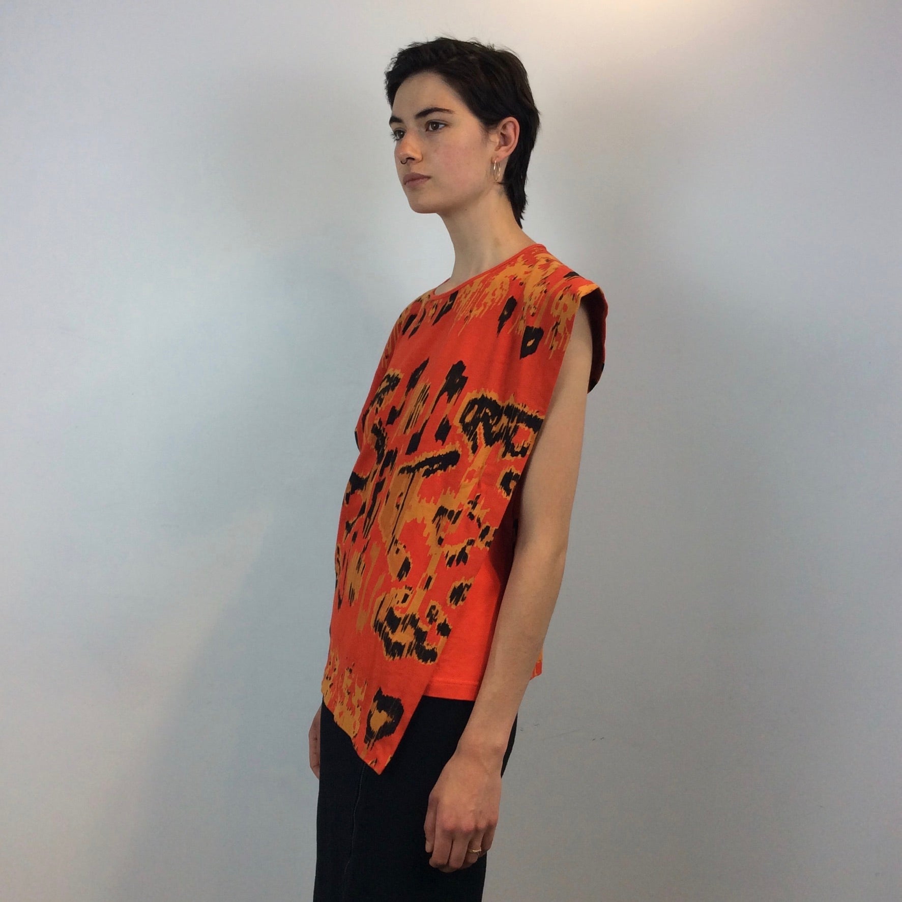 Side view of 1980s Jean-Claude Poitras Asymmetrical short sleeve Top
Size Small/Medium
sold at bohemevintage.com, Montréal