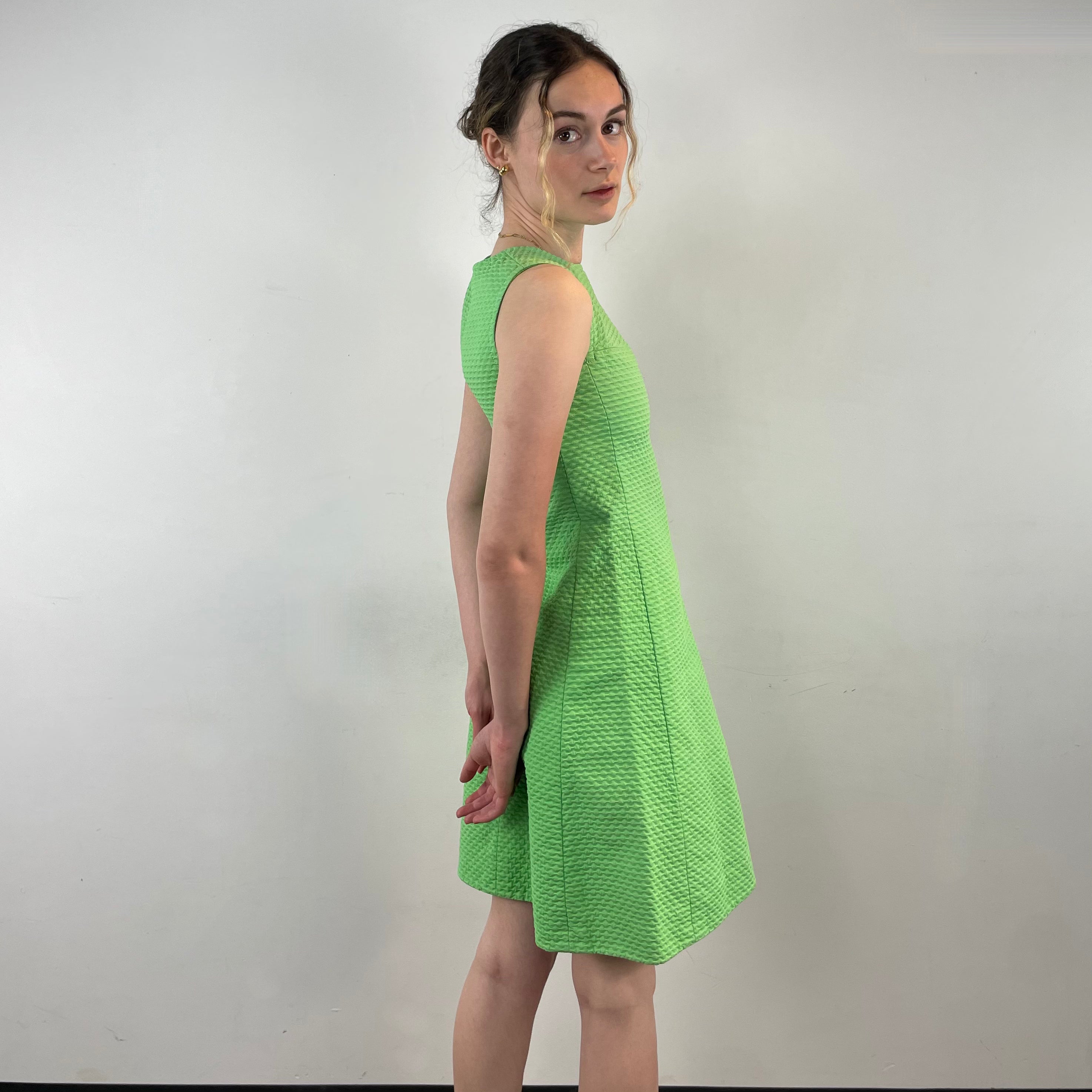 Side view of 1960s Lime Green Cotton Mini Shift Dress
size Small
sold at bohemevintage.com
Montréal