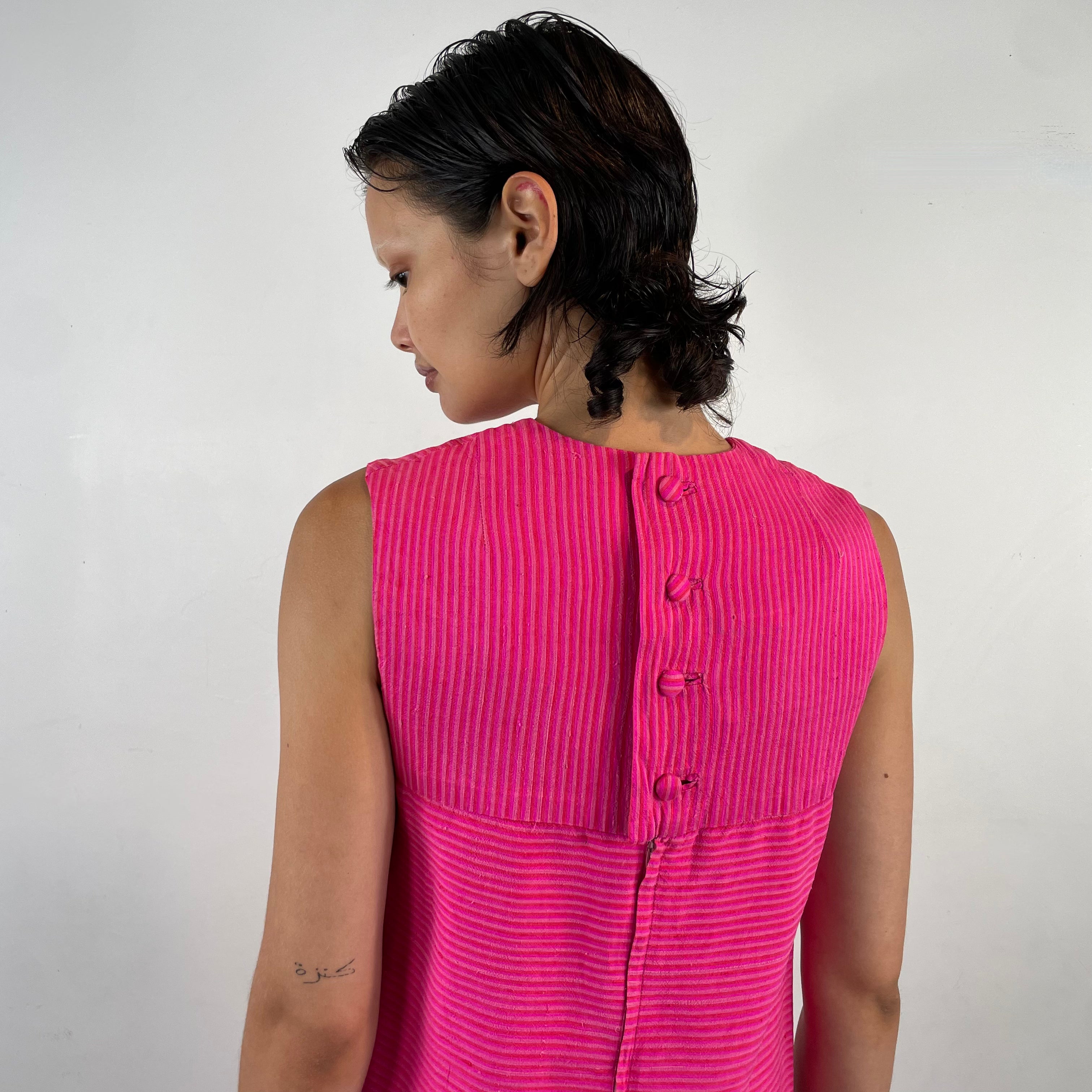 close up back view of 1960s Sleeveless Silk Shantung Shift Dress
size Small
sold at bohemevintage.com
Montréal