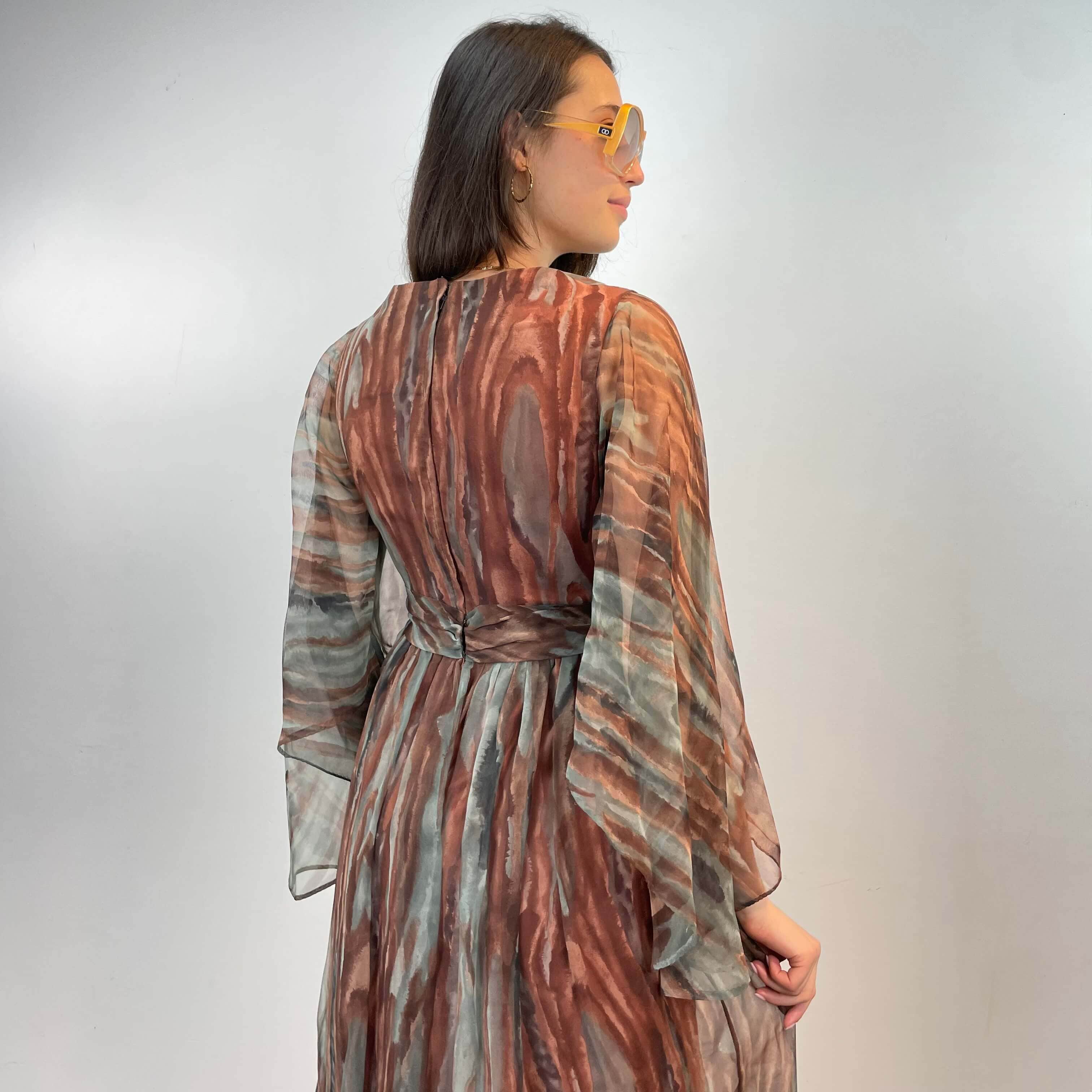 Close-up view of back and sleeves of 1970s Floor-Length Boho Chic Flowy Gown size Small/Medium sold at bohemevintage.com Montreal