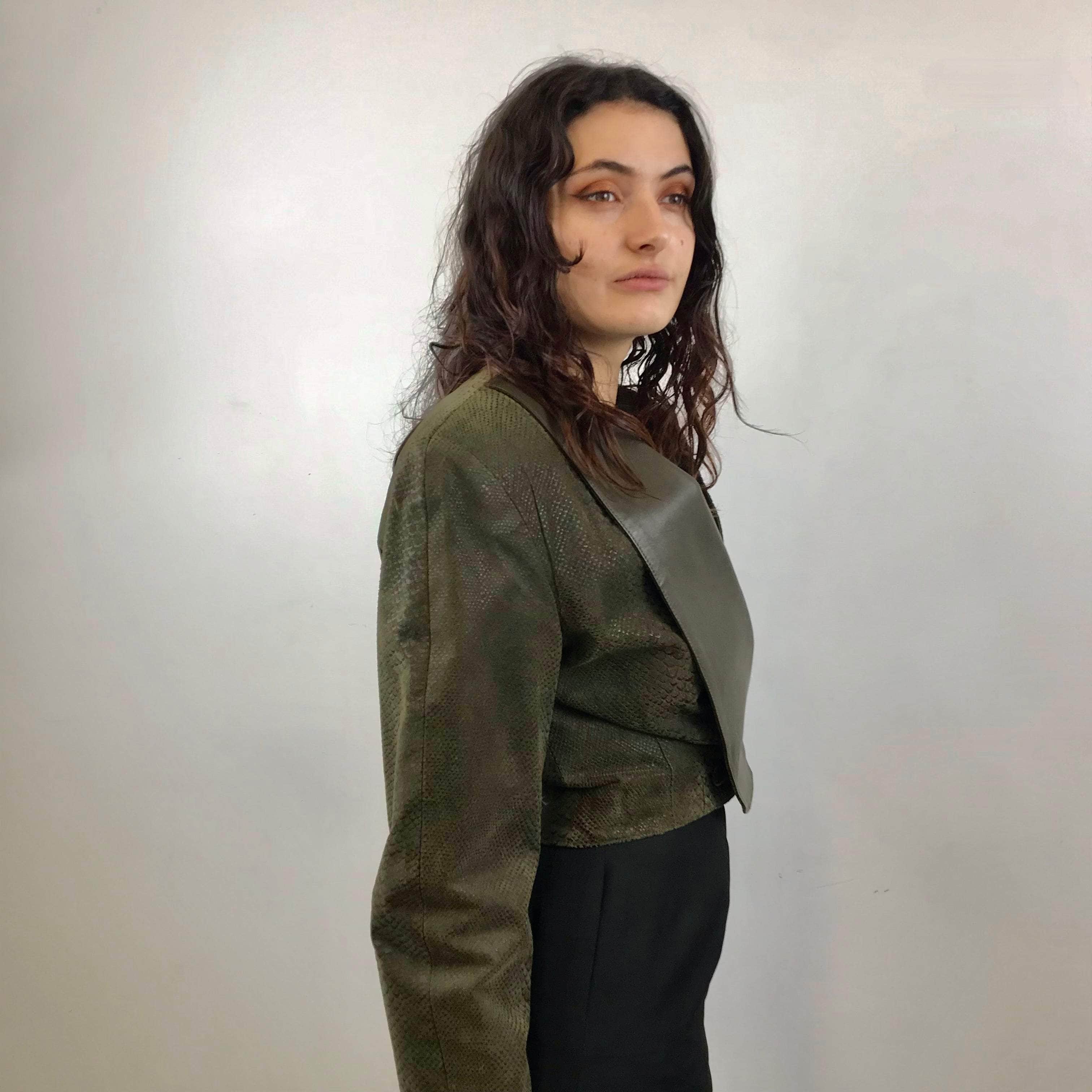 Side view of 1980s Danier Cropped Leather Jacket size Medium sold at bohemevintage.com Montreal