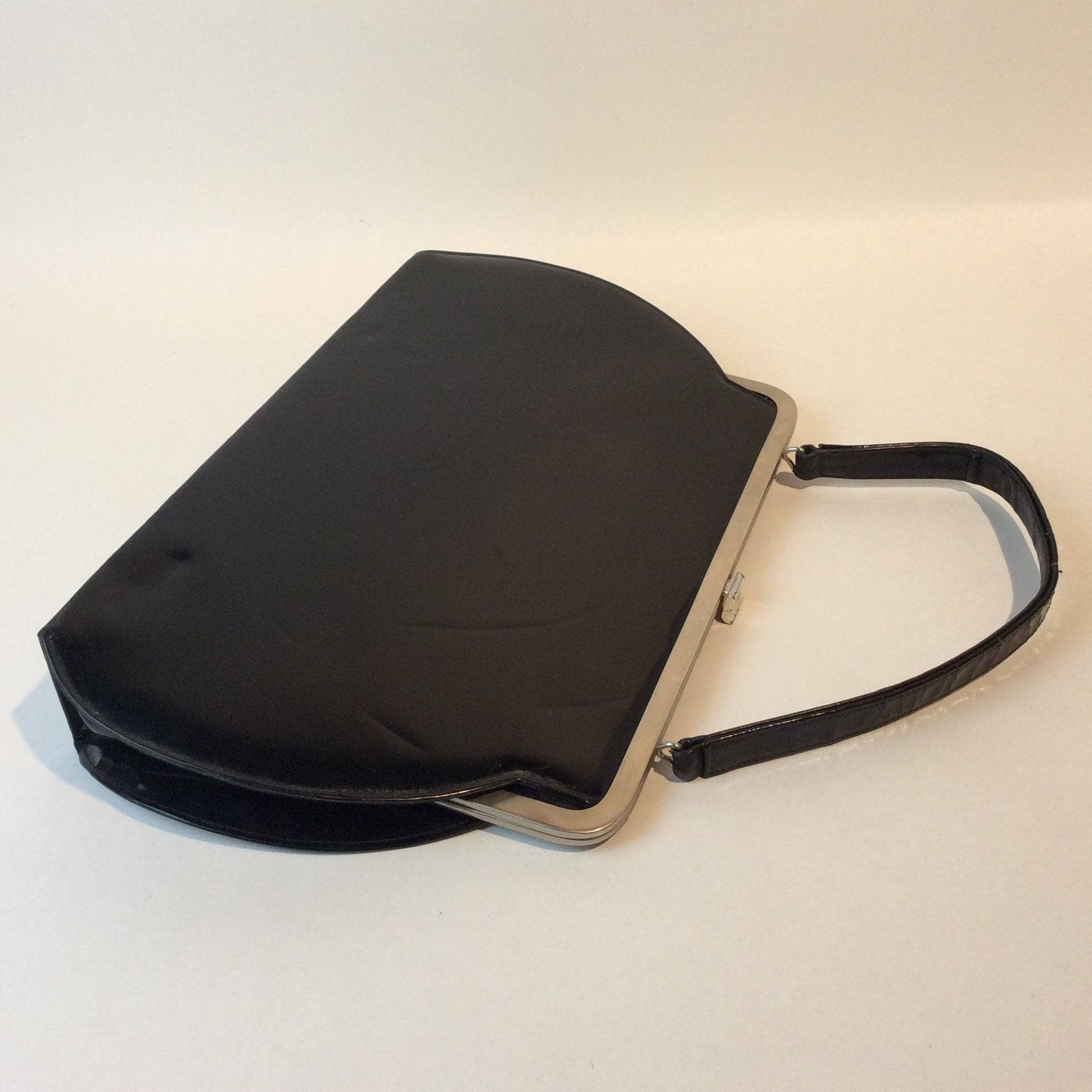 1950s Black Faux Patent Leather Oversized Frame Bag. Sold by bohemevintage.com Montréal