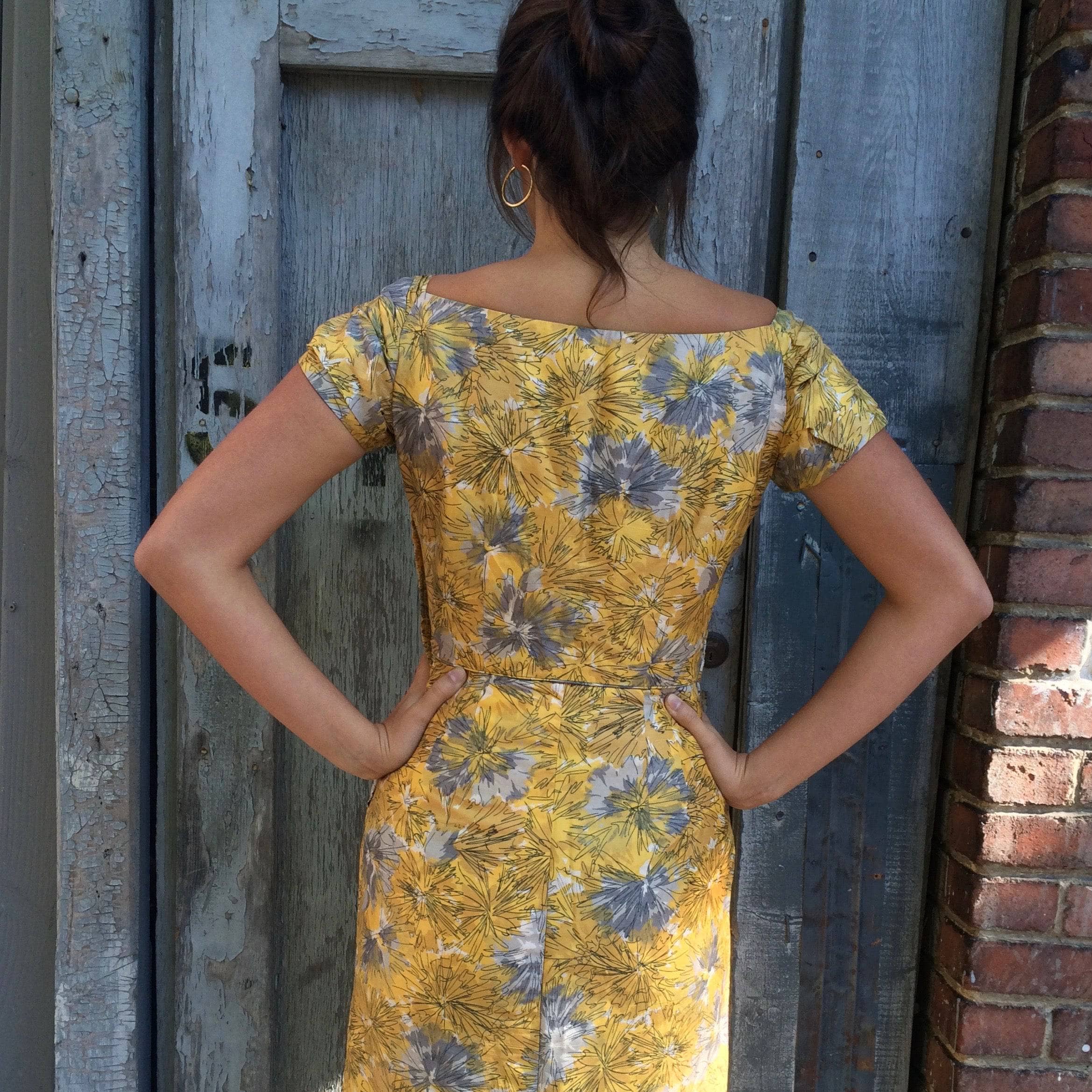 Backside of 1950s Jack Liebman Floral Print Silk Cocktail Dress Size Small/Medium Sold by bohemevintage.com Montréal