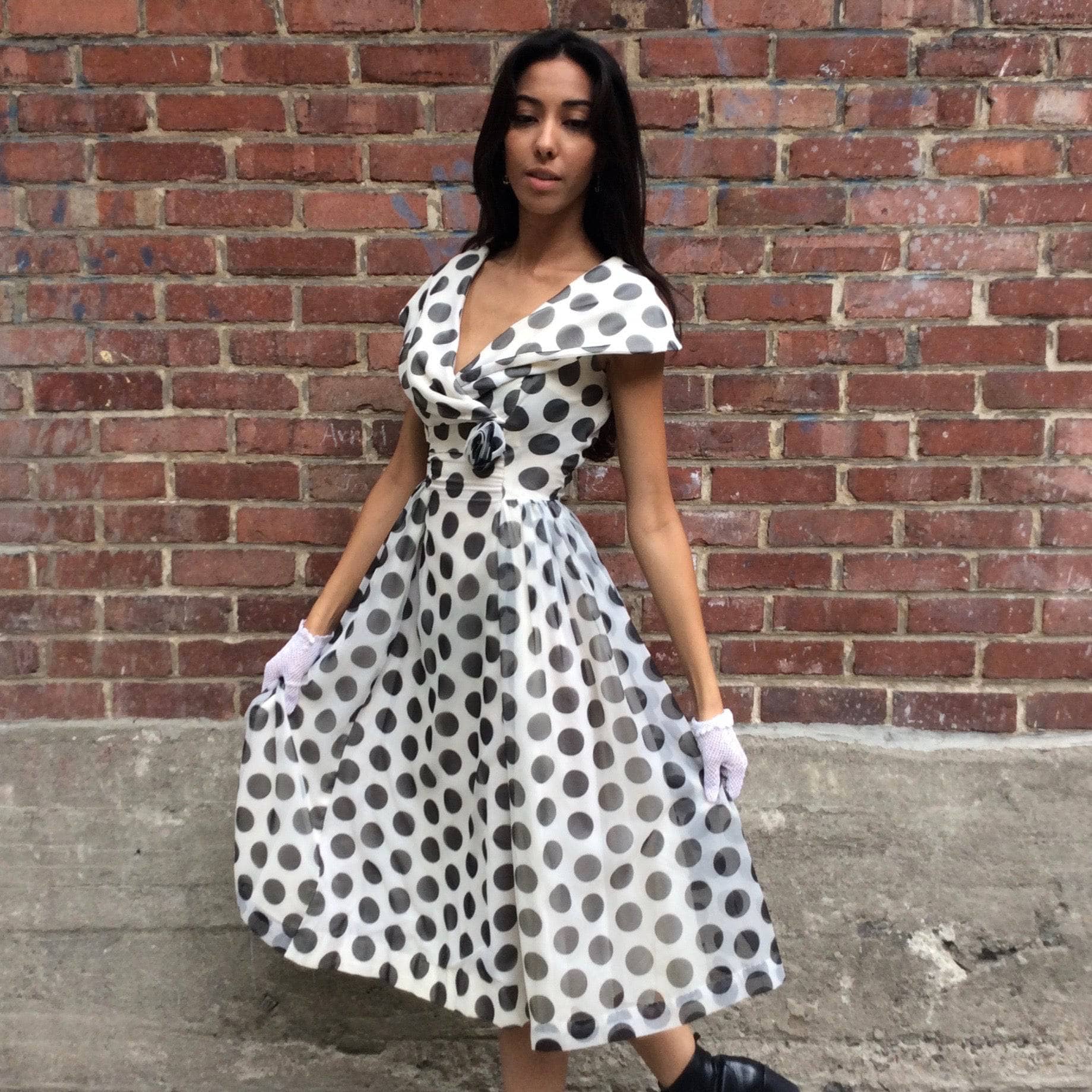 1950s Polka Dot Full skirt Midi Dress Size Small Sold at bohemevintage.com Montréal