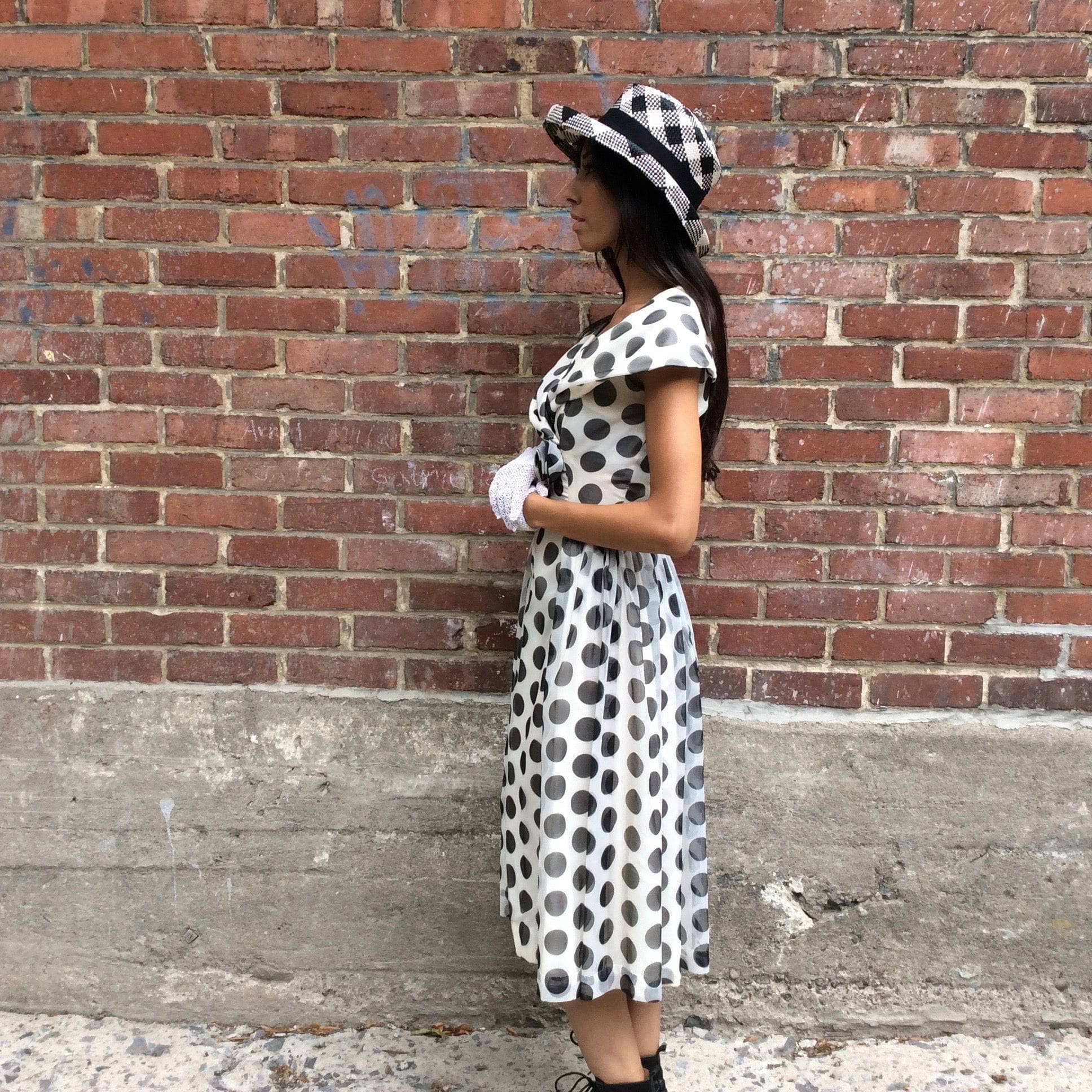 Side View of 1950s Polka Dot Full skirt Midi Dress Size Small Sold at bohemevintage.com Montréal