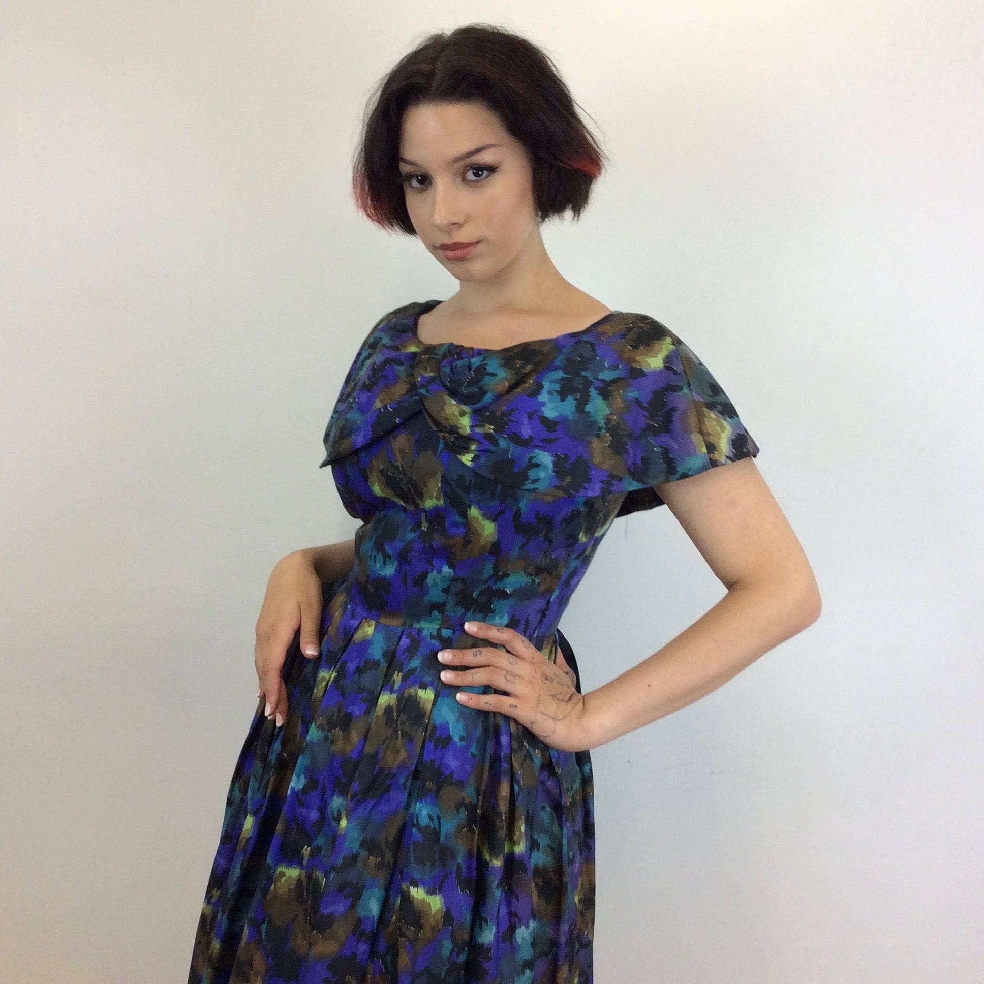 1950s Purple Abstract Print Full Skirt , Fit and Flare Silk Dress, size Medium, Sold at bohemevintage.com Montréal