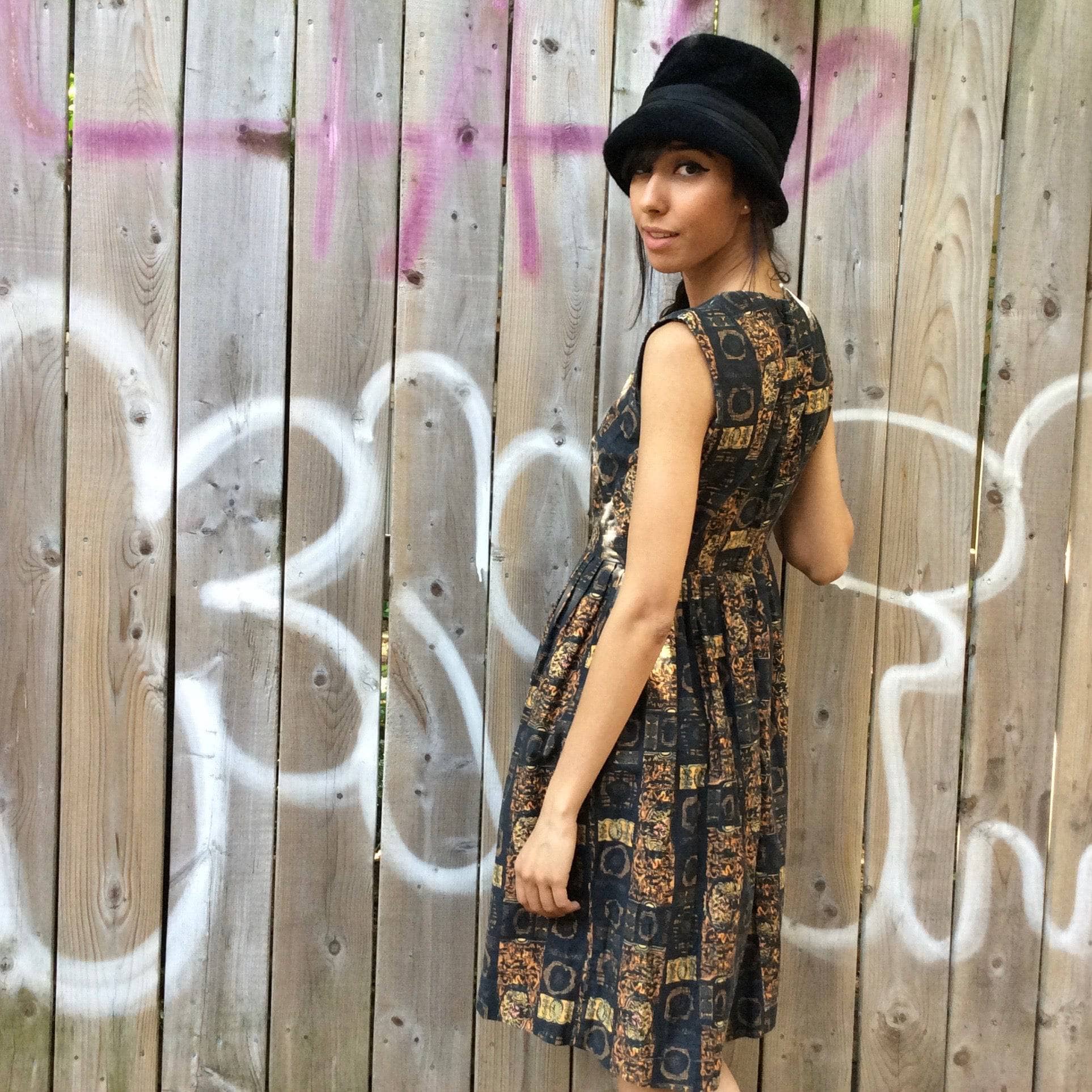 Side View of 1950s Sleeveless Printed Cotton Dress Size Small sold by bohemevintage.com Montreal