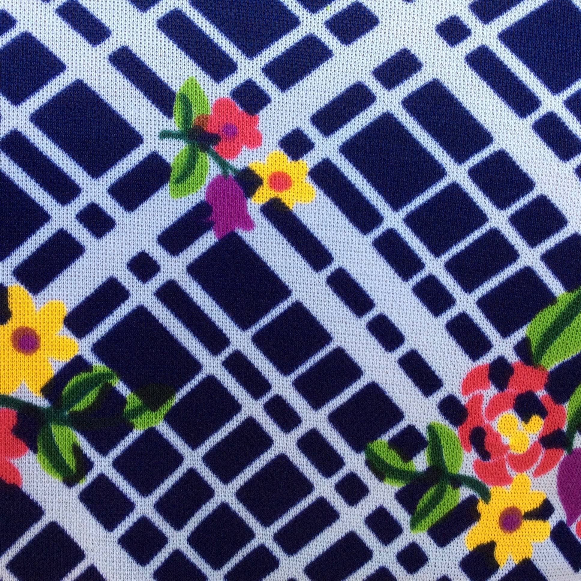 Close-Up of fabric design of 1960s-1970s Bold Print Blouse, sold by bohemevintage.com Montréal