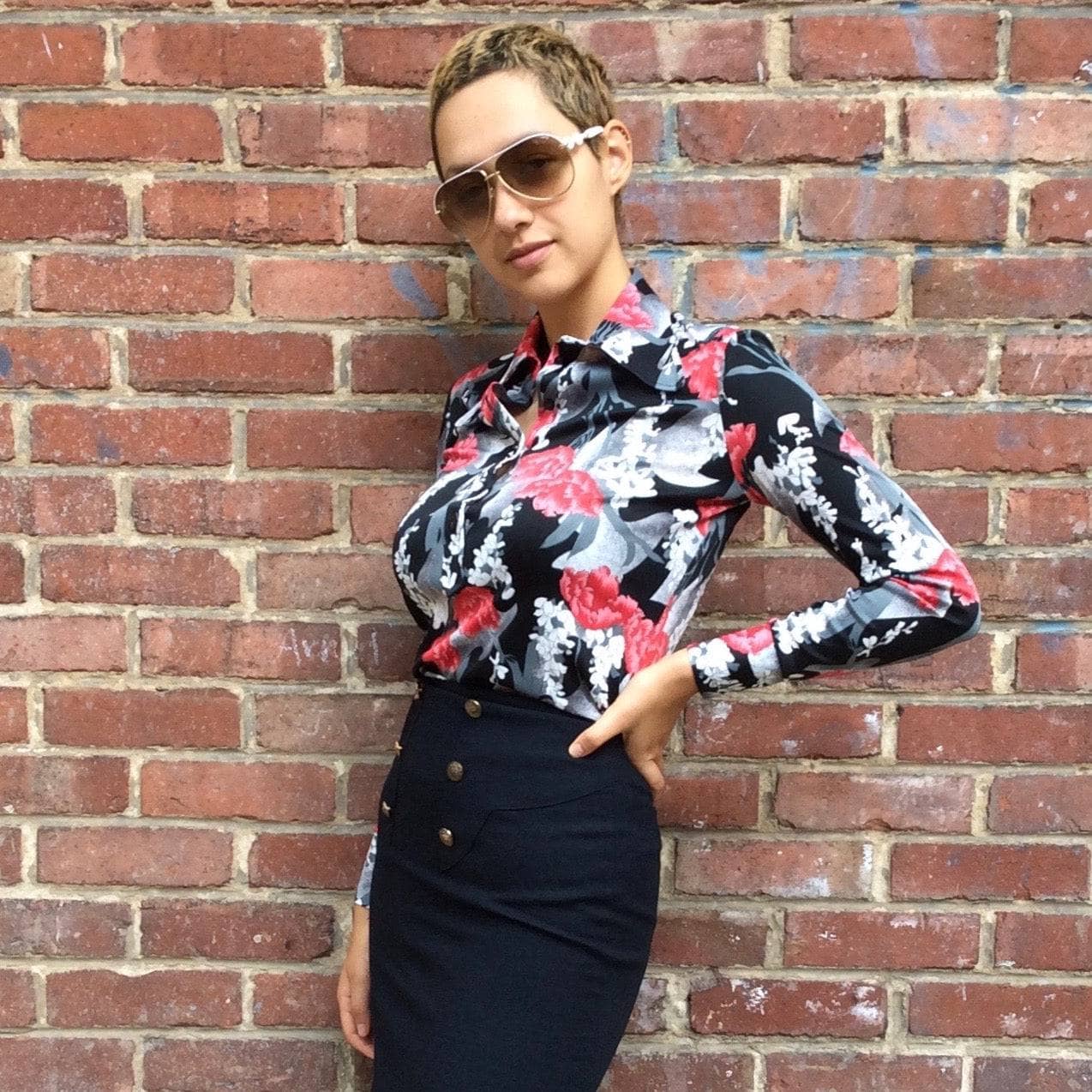 Side view of 1960s-1970s "Michael London" Long sleeve tulip print , floral print, pop over polyester shirt, japan inspired pattern polyester blouse, sold by bohemevintage.com Montréal