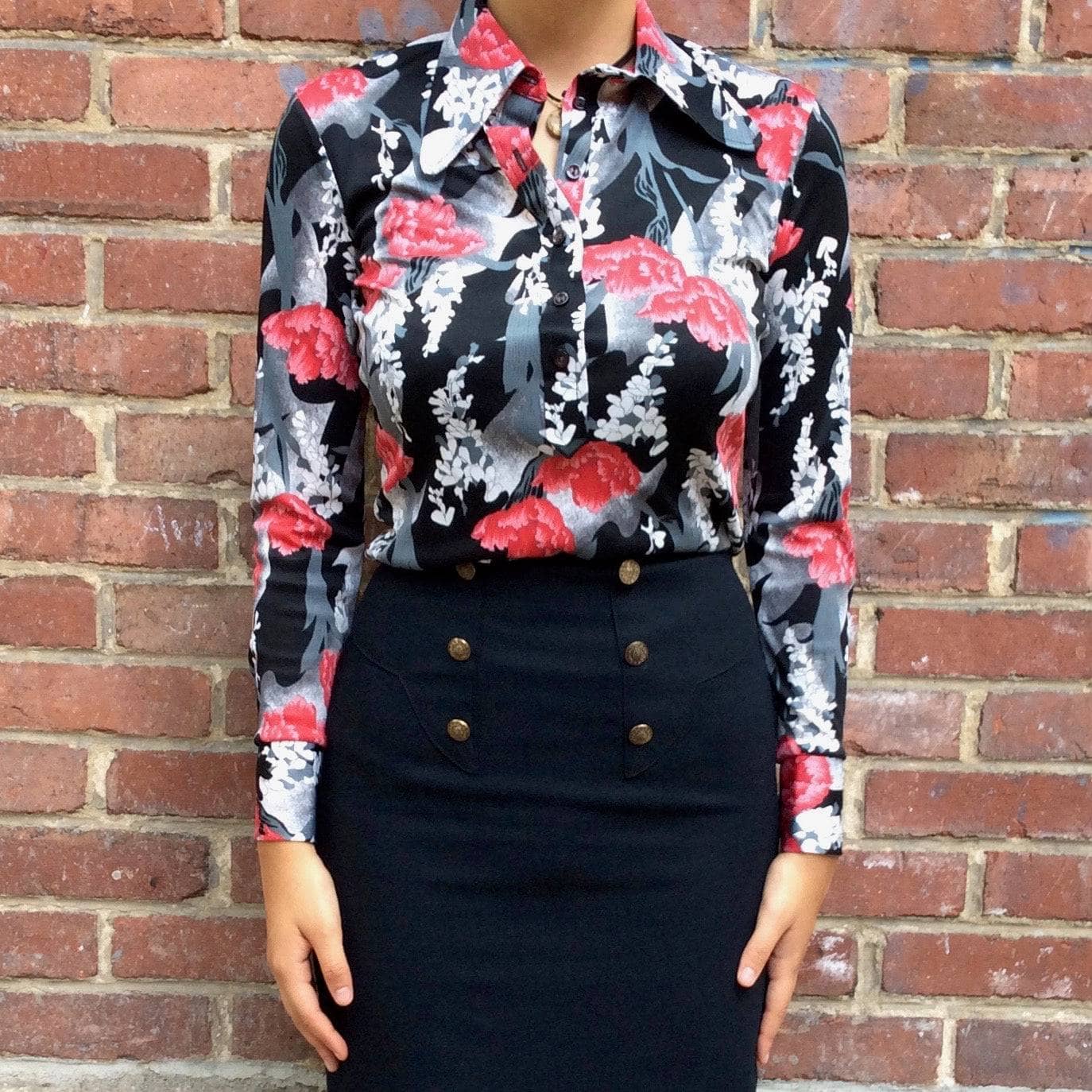 Close-Up of 1960s-1970s "Michael London" Long sleeve tulip print , floral print, pop over polyester shirt, japan inspired pattern polyester blouse, sold by bohemevintage.com Montréal