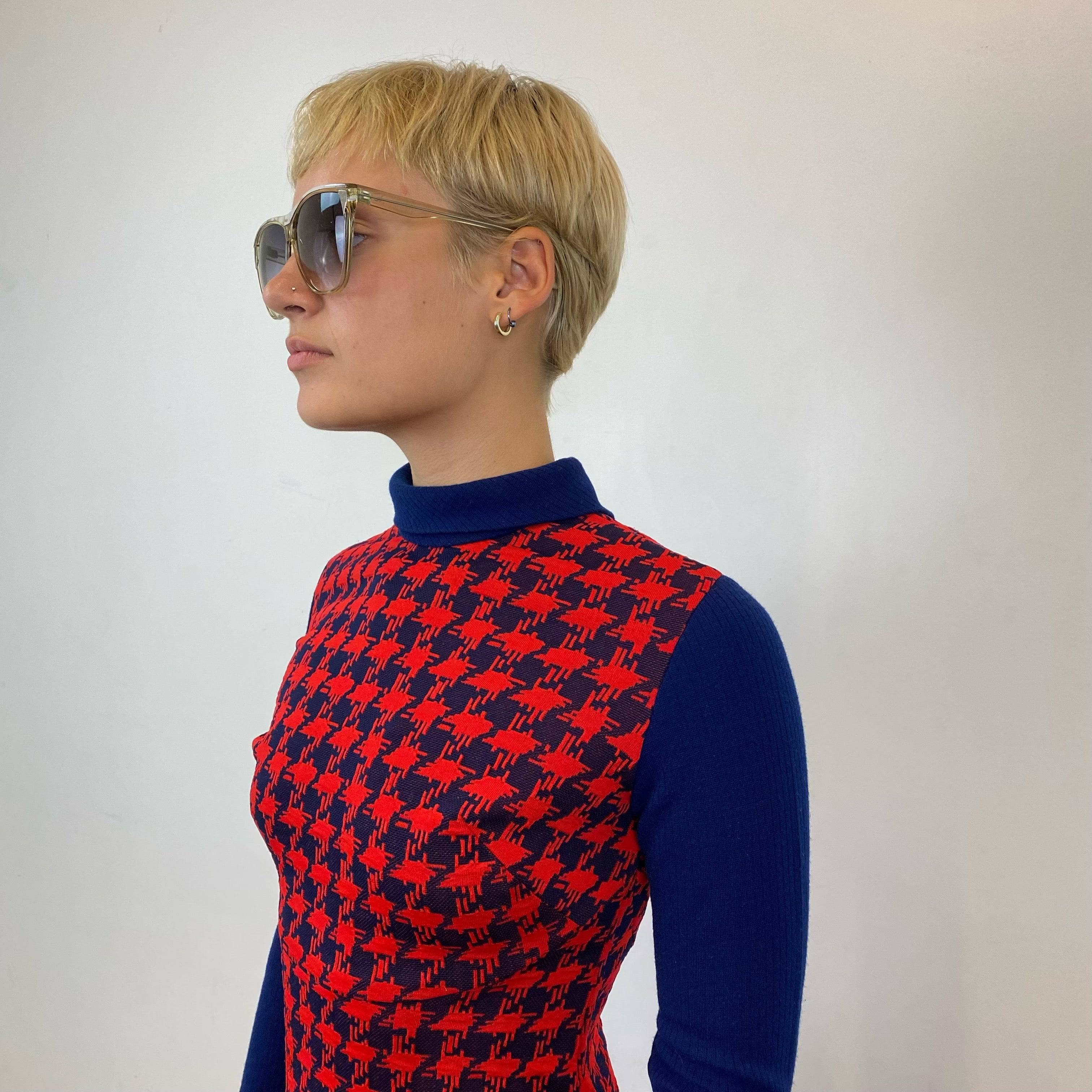 Side Upper View of 1960s -1970s Long Sleeve Houndstooth Dress Size Small, sold by bohemevintage.com Montréal