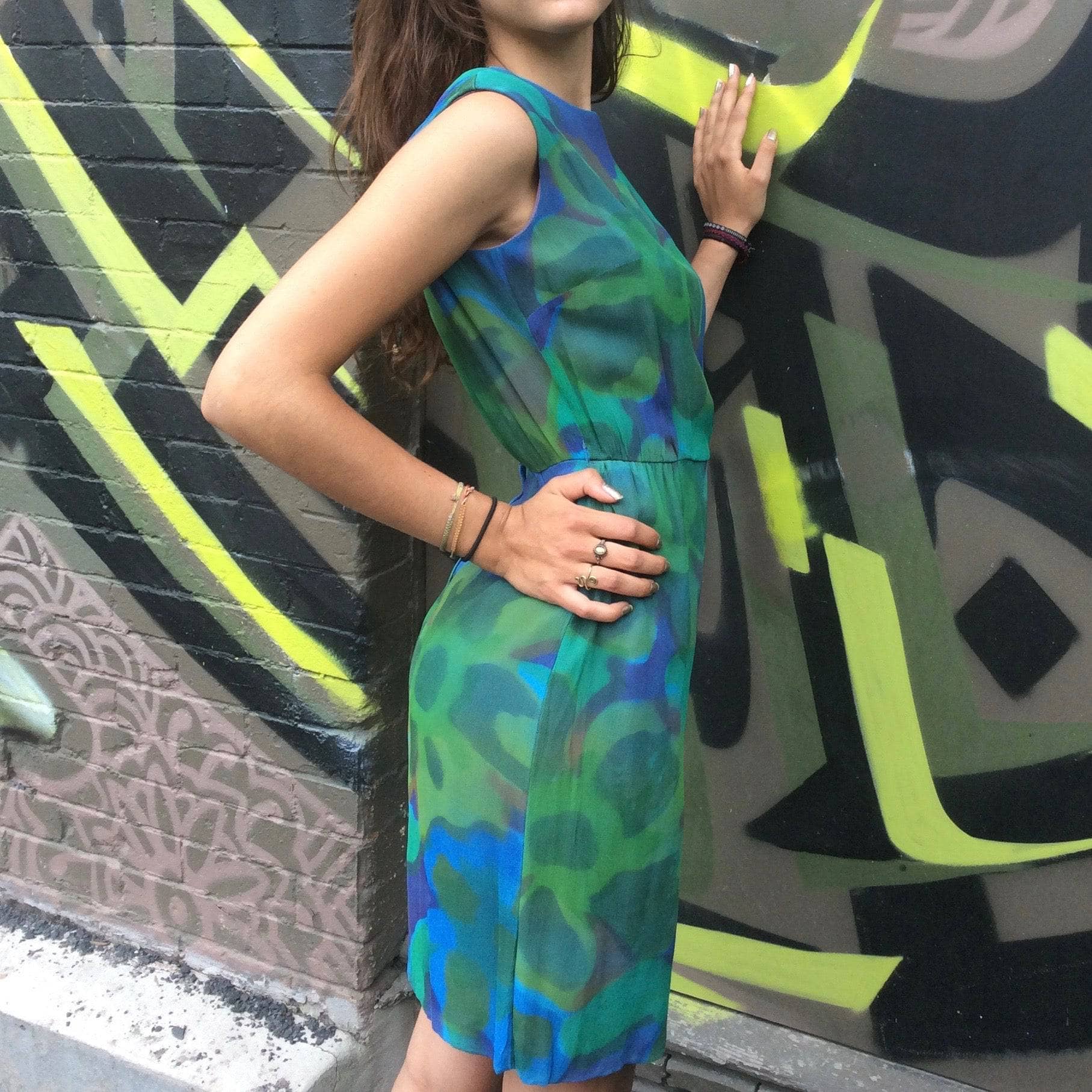 Side view of 1960s Abstract Print Knee-length Sleeveless Silk Cocktail Dress Size Small. sold by bohemevintage.com Montréal