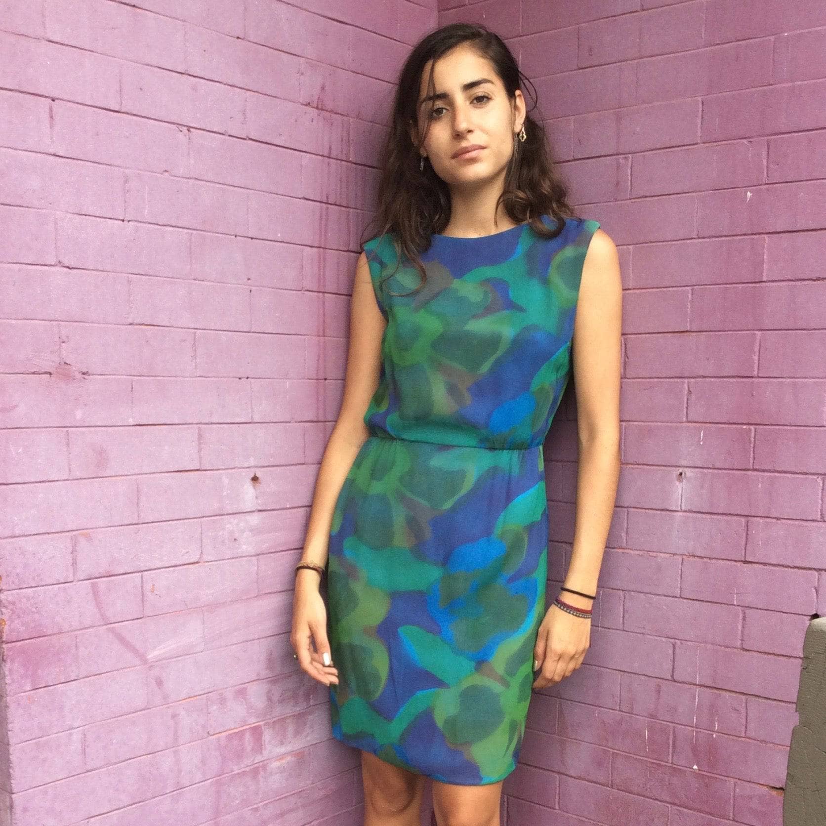 1960s Abstract Print Knee-length Sleeveless Silk Cocktail Dress Size Small. sold by bohemevintage.com Montréal