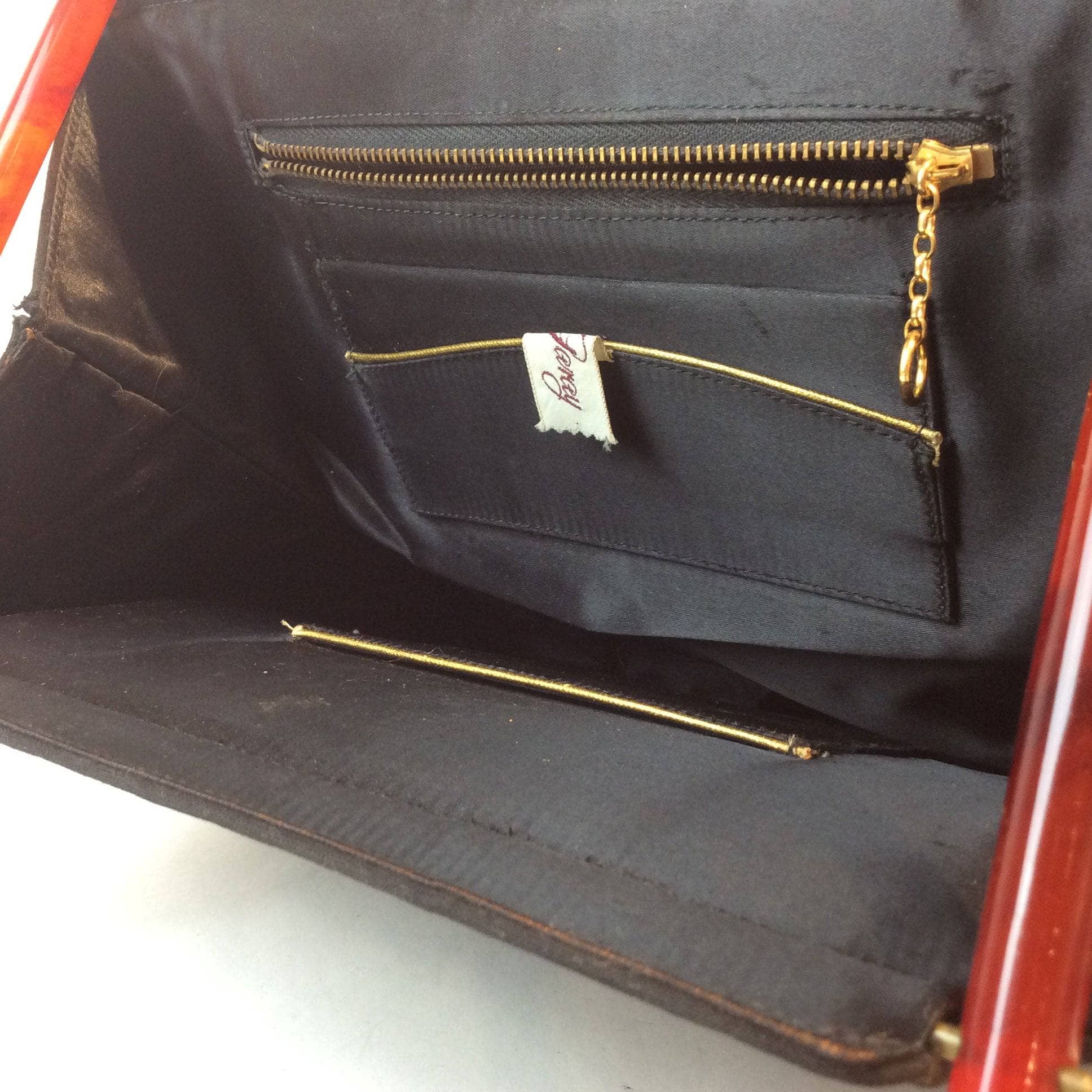 Sac à main en tissu noir des années 1960 avec poignées en lucite orange