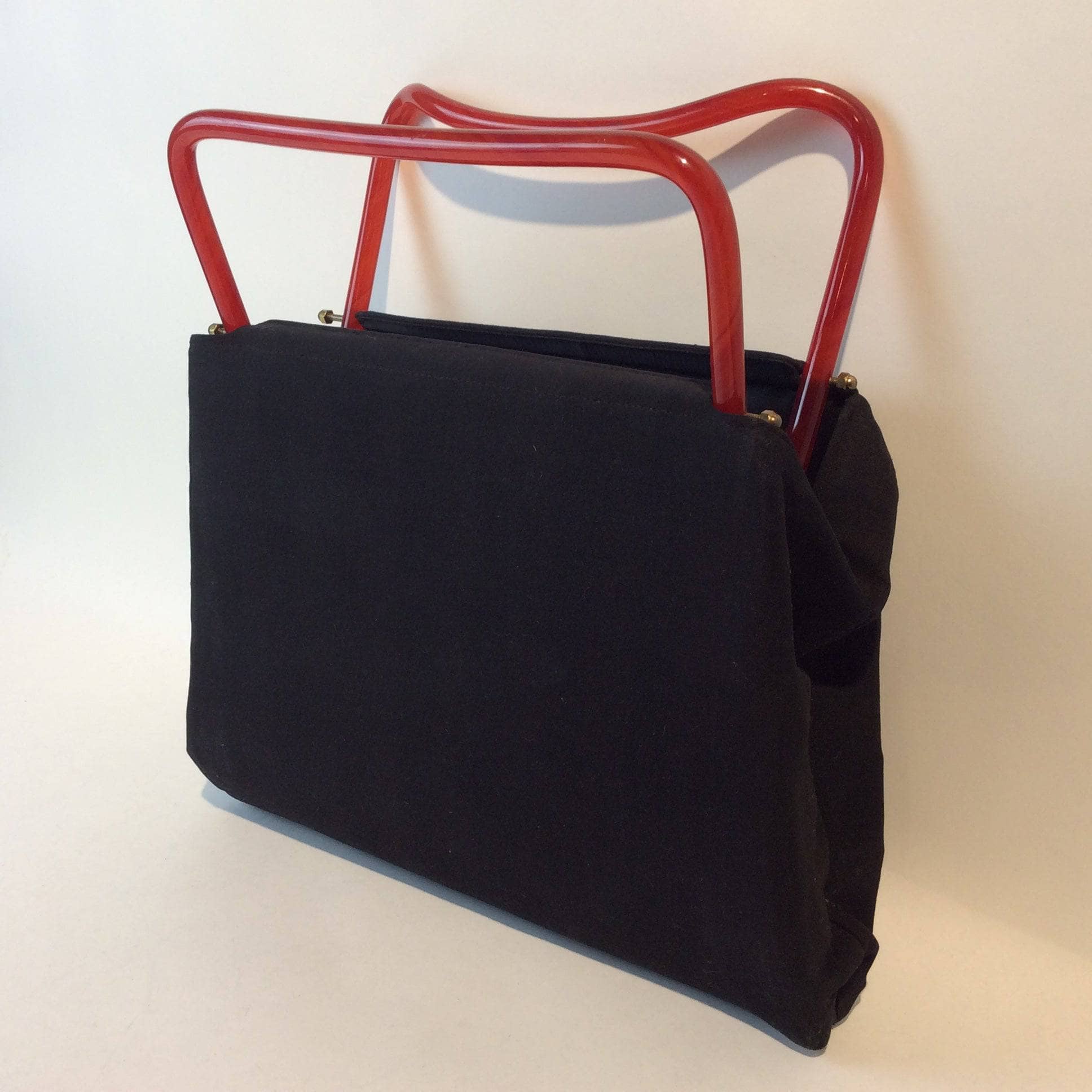 Sac à main en tissu noir des années 1960 avec poignées en lucite orange