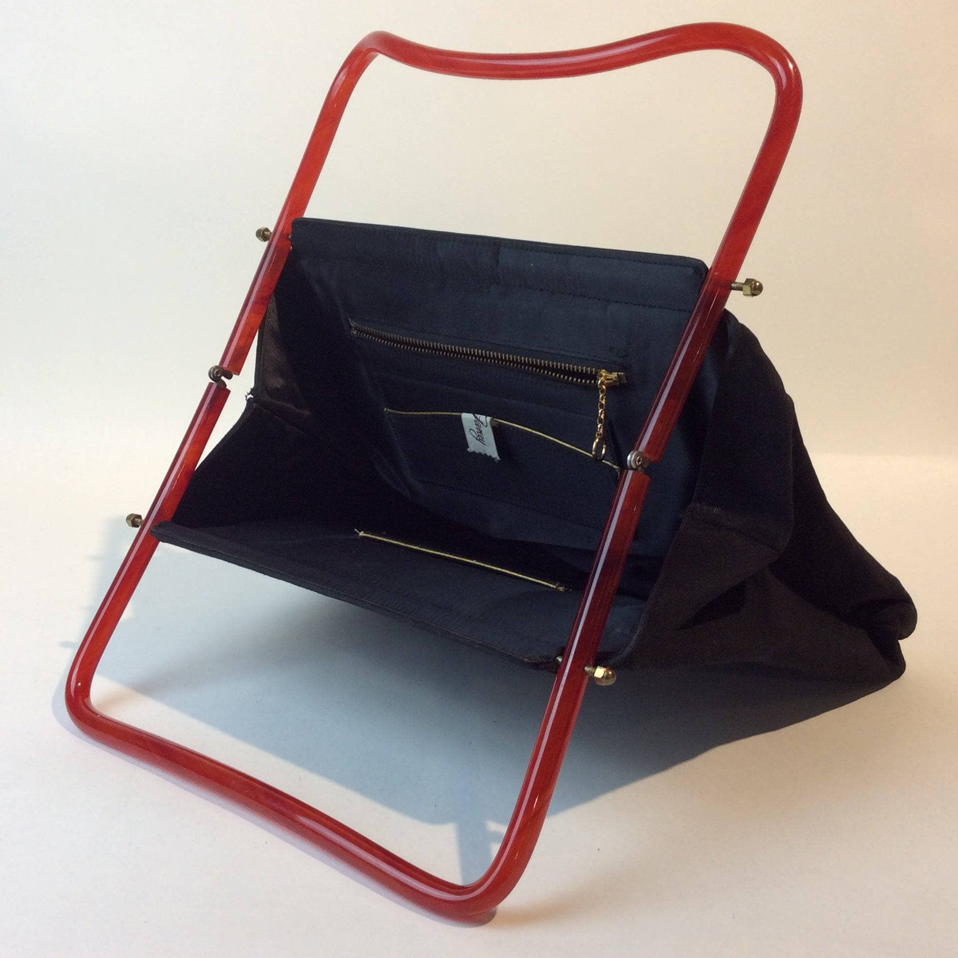 Sac à main en tissu noir des années 1960 avec poignées en lucite orange