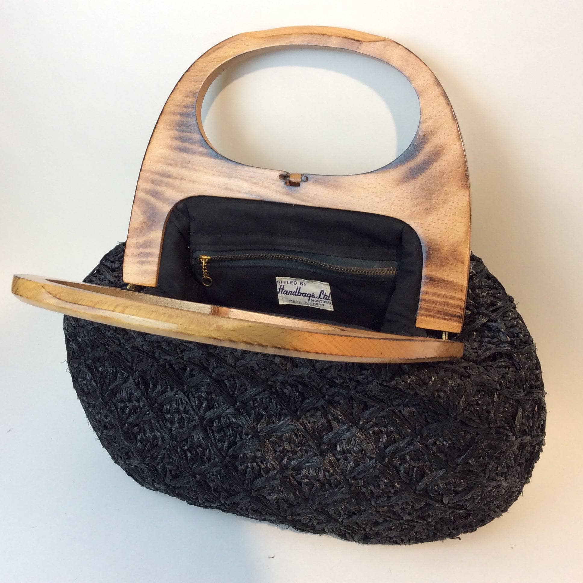 Open view of 1960s Black Raffia Crocheted Handbag. sold by bohemevintage.com Montréal