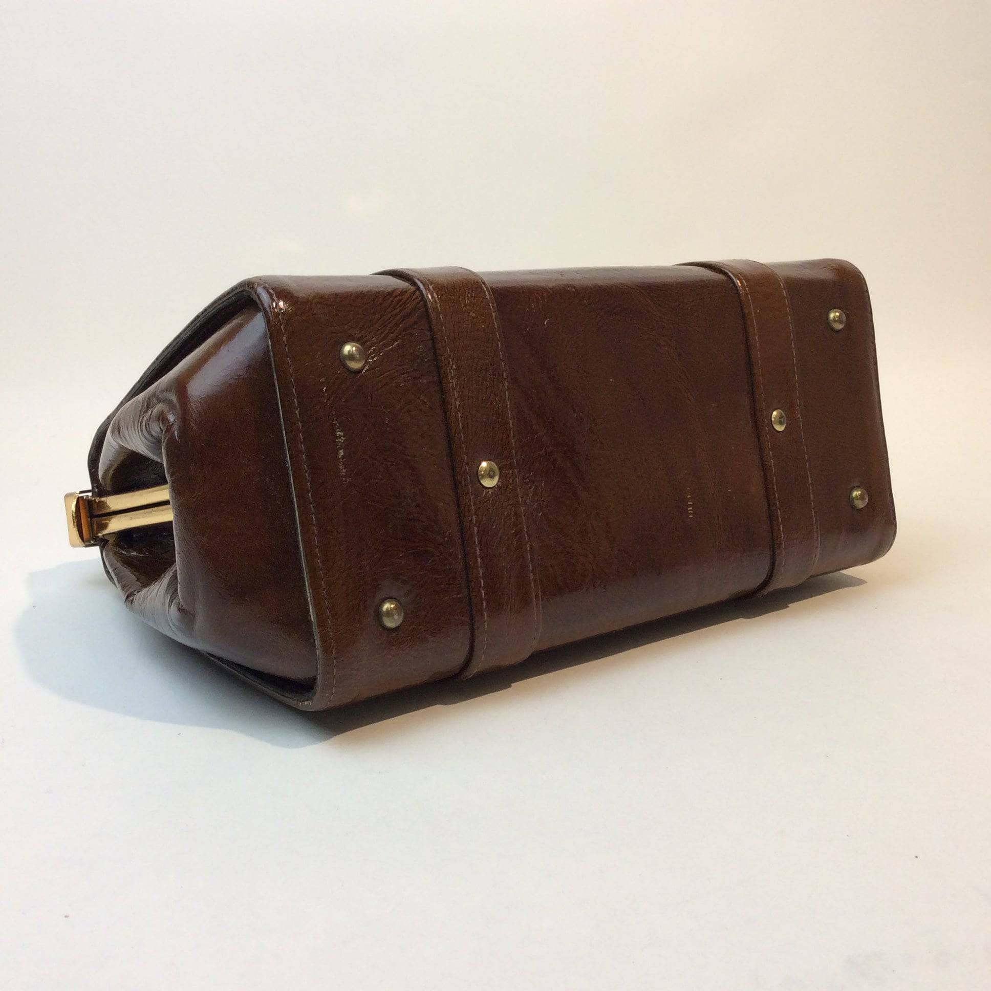 Bottom view of 1960s Brown Patent Leather Frame Bag with 2 handles from Charisma. sold by bohemevintage.com Montréal