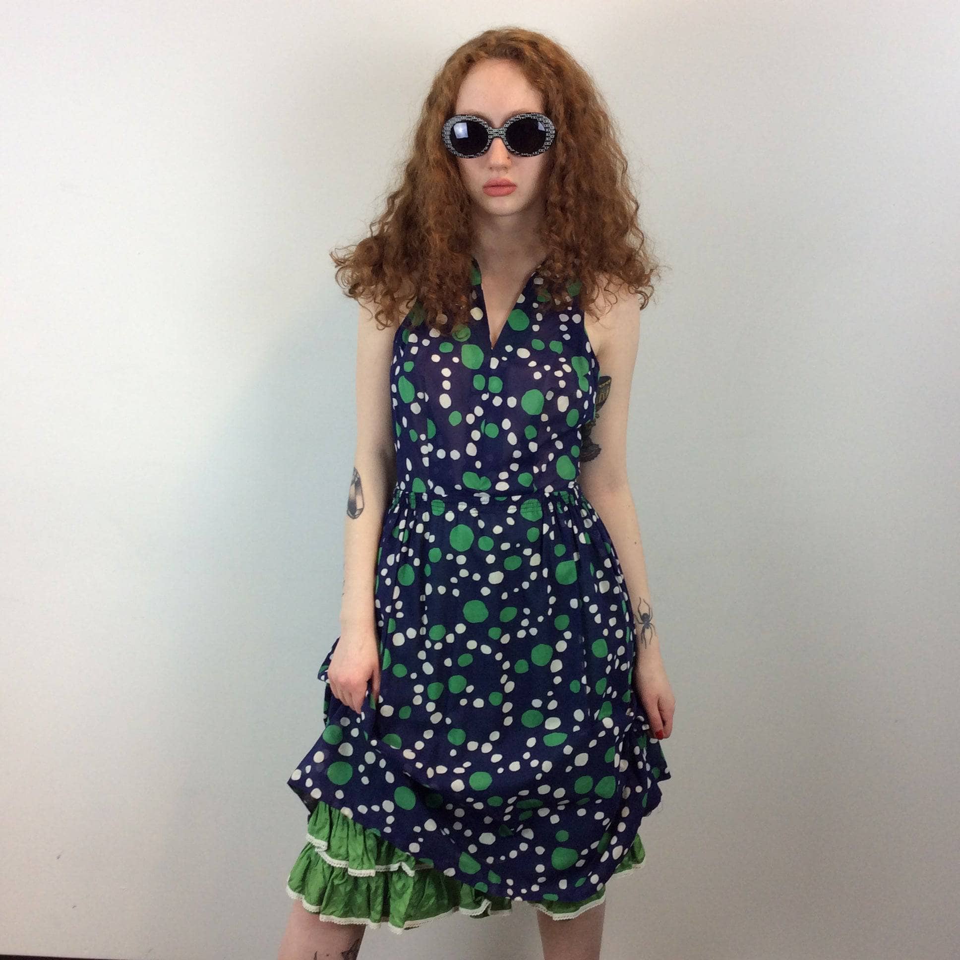 1960s Dotted Print Knee-length Sleeveless Dress Size Small. Sold by bohemevintage.com Montréal