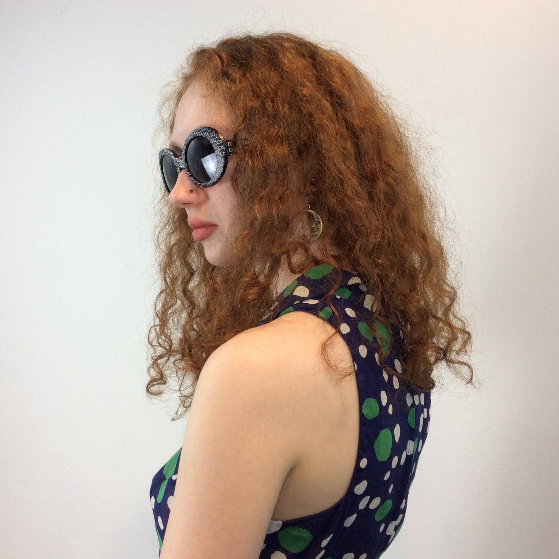 Upper side view of shoulder cut of 1960s Dotted Print Knee-length Sleeveless Dress Size Small. Sold by bohemevintage.com Montréal