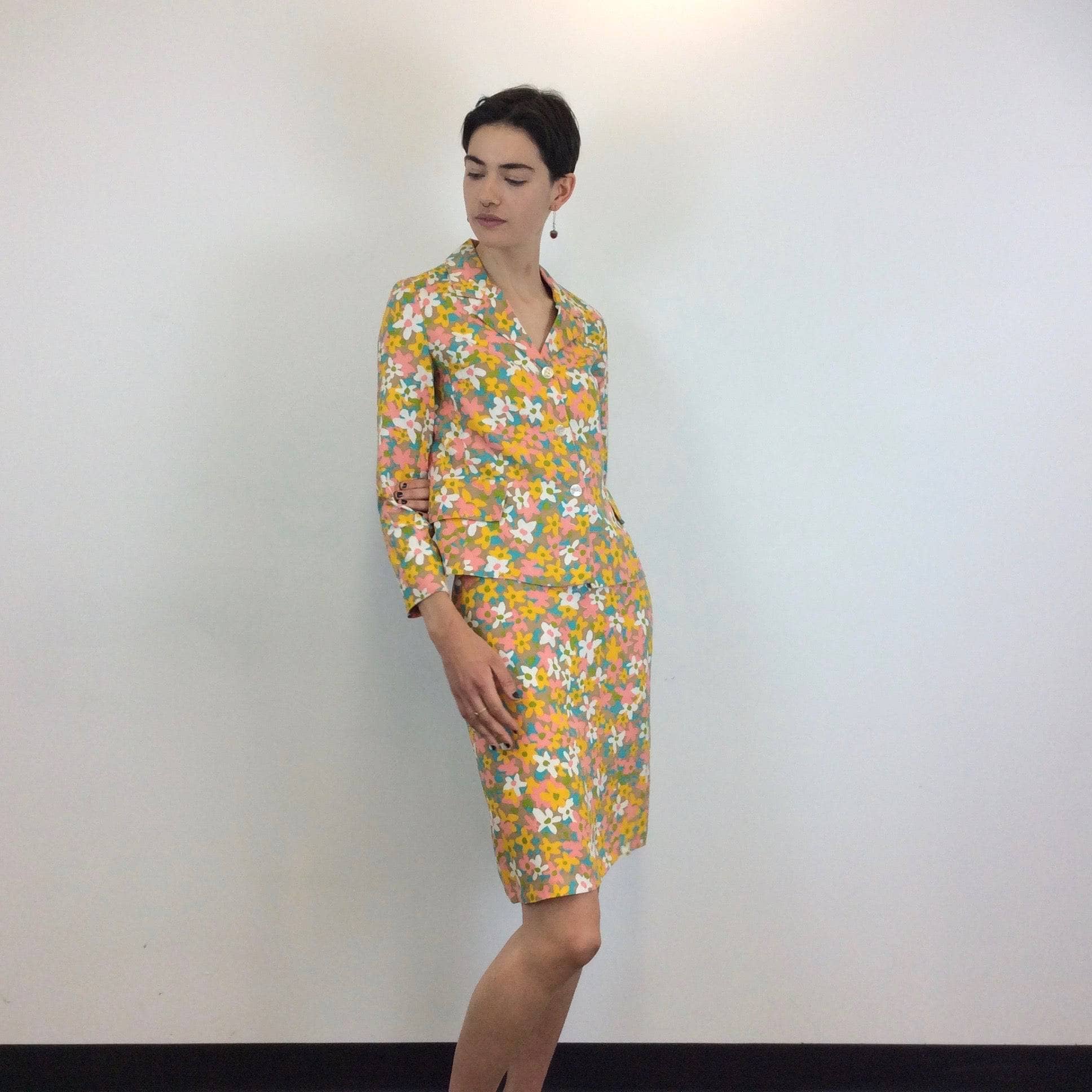 Side view of 1960s Floral Print Blazer and Skirt Set, Size extra small, twin set. Sold by bohemevintage.com Montréal