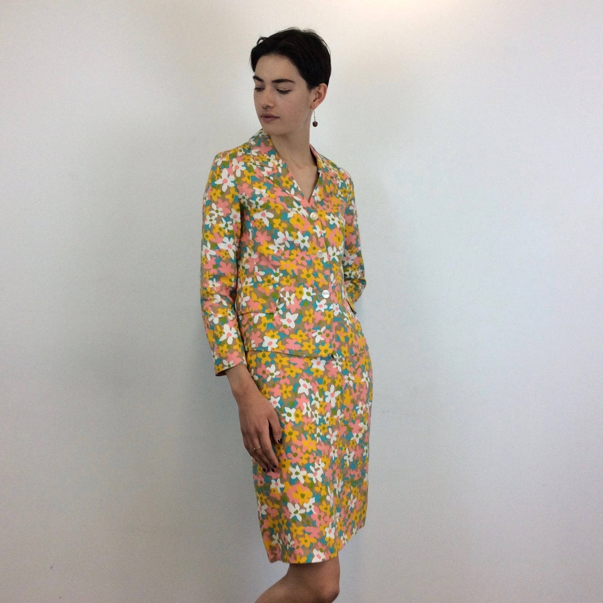 1960s Floral Print Blazer and Skirt Set, Size extra small, twin set. Sold by bohemevintage.com Montréal