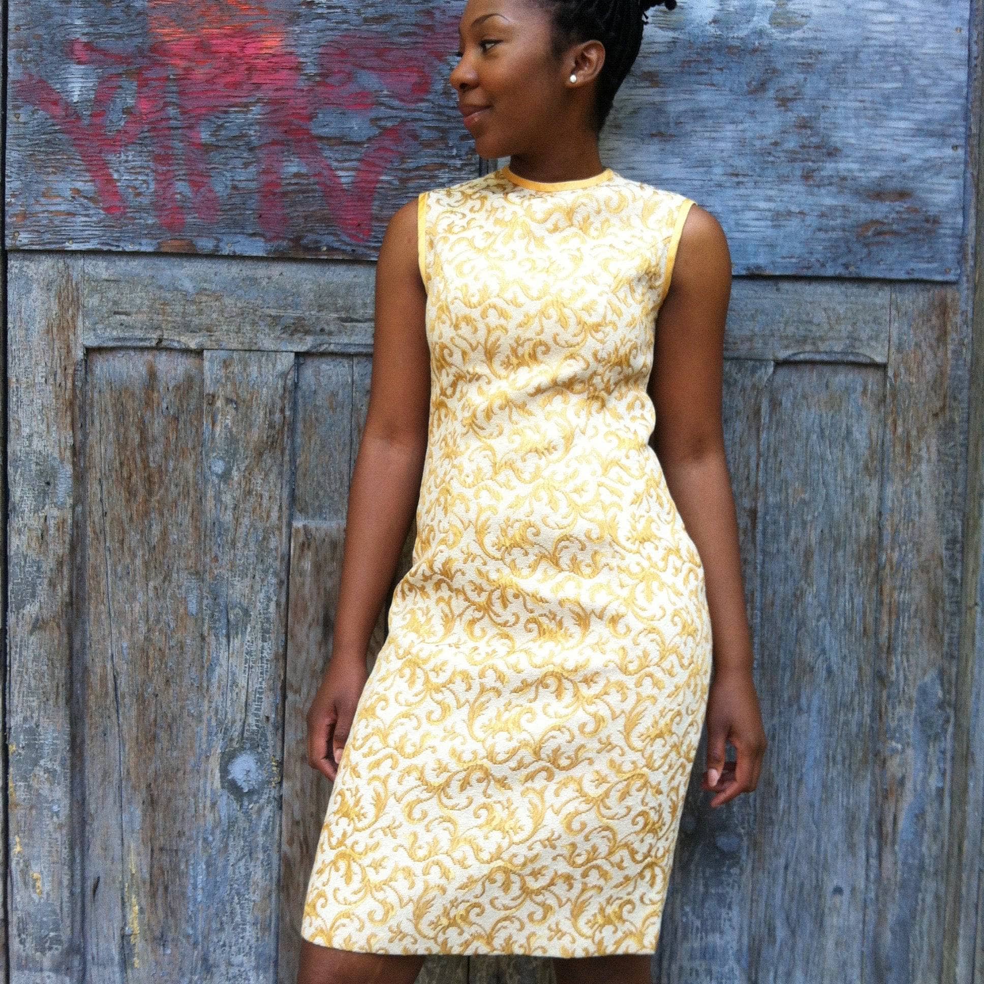 1960s Jackie O. Style Brocade Sheath Dress & Coat Set Size Small. Sold by bohemevintage.com Montréal