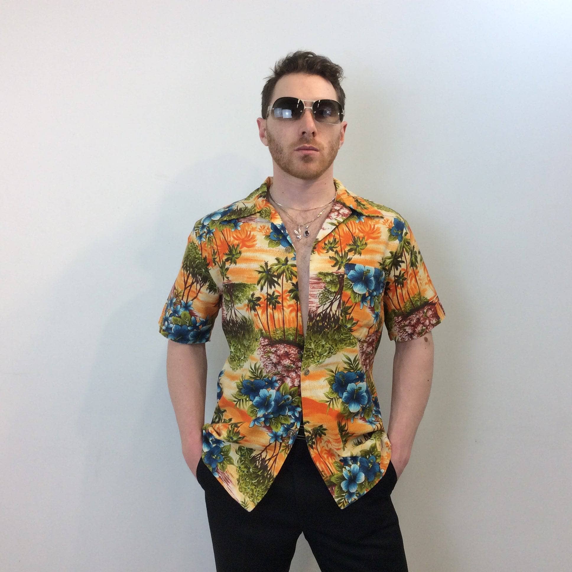 1960s Men's Hawaiian Short-Sleeve Shirt Size Small. Sold by bohemevintage.com Montréal