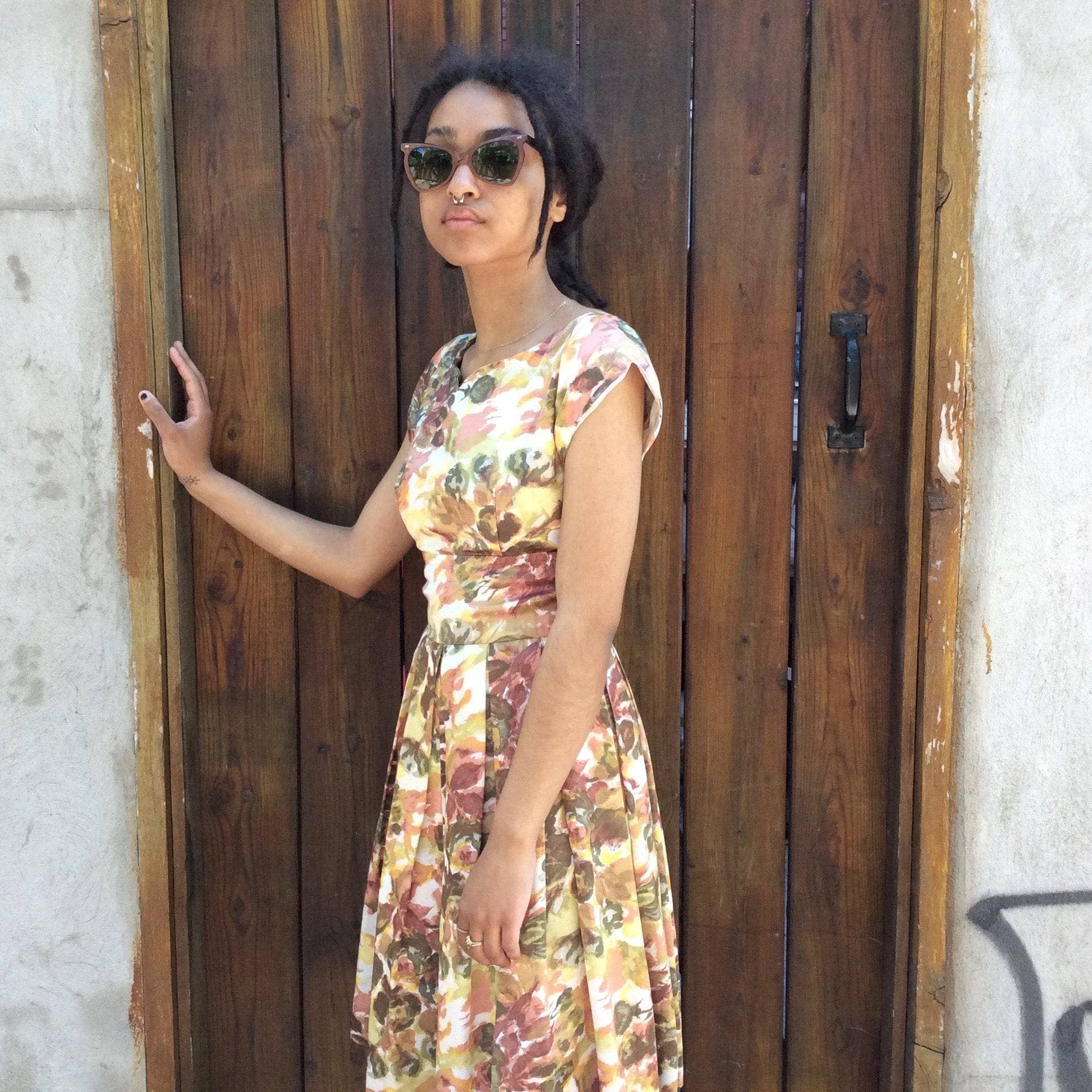 Side view of 1960s Vintage Knee-length floral print petite dress. Sold by bohemevintage.com Montreal