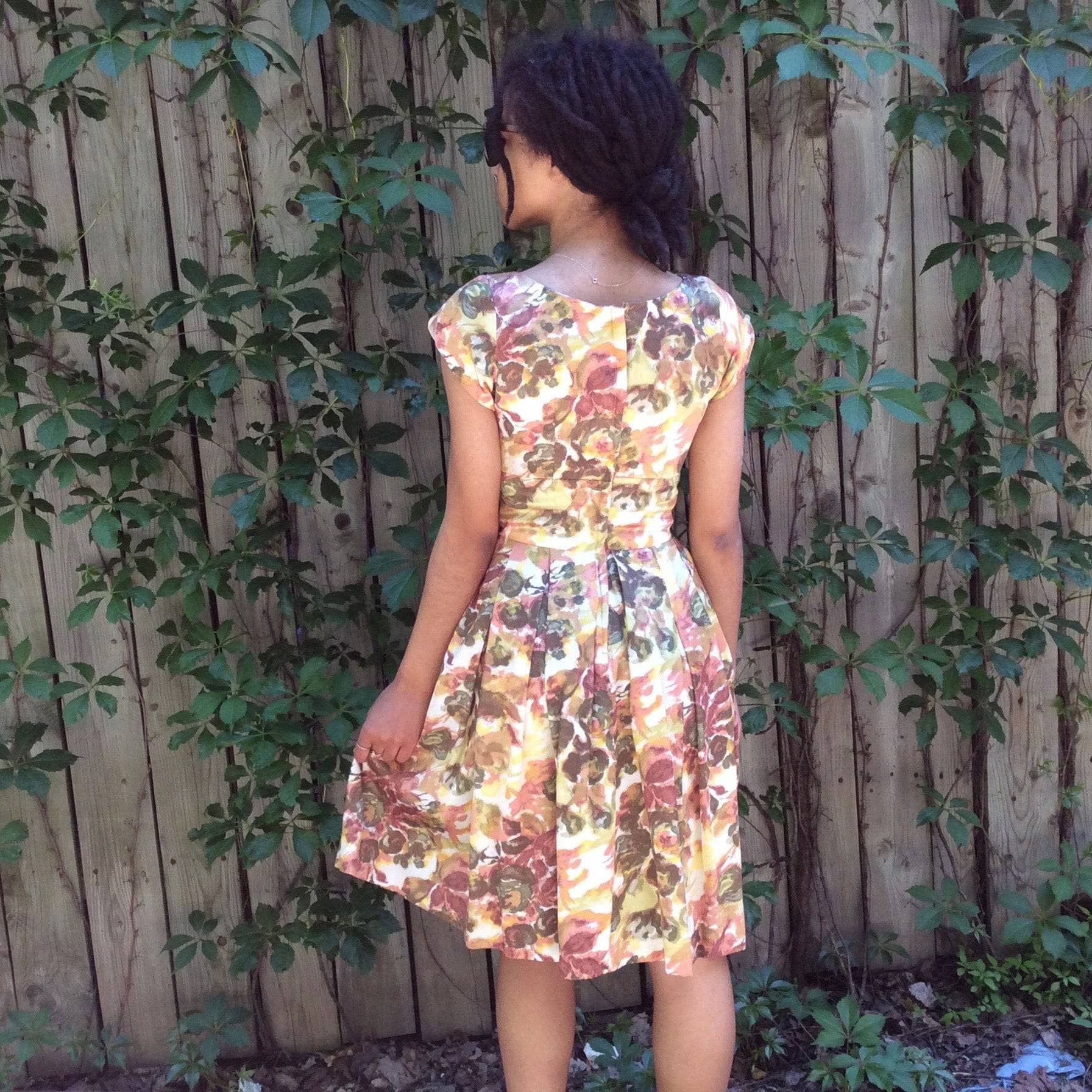 Back view of 1960s Vintage Knee-length floral print petite dress. Sold by bohemevintage.com Montreal