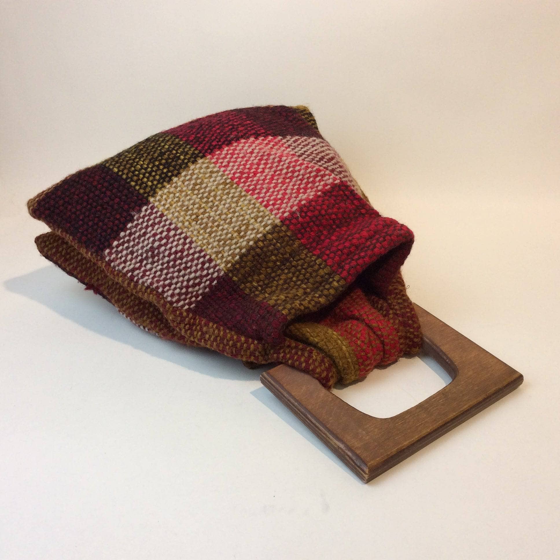 1970s Artisanal Woven Handbag with Wood Handle, sold by bohemevintage.com Montréal