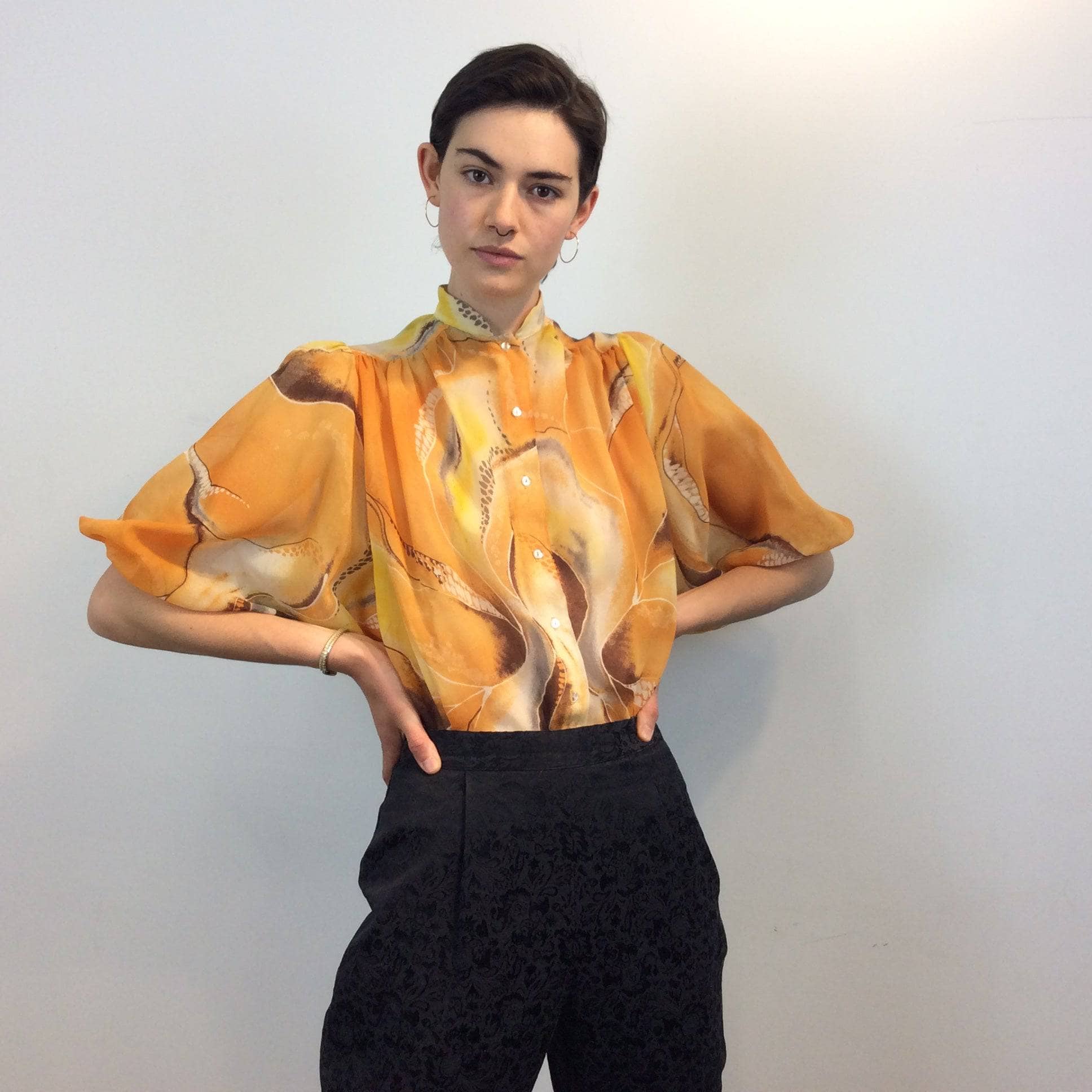1970s Bold Print Puff-Sleeve Blouse, safran colour, mao collar, size small, size Medium, Sold by bohemevintage.com Montréal
