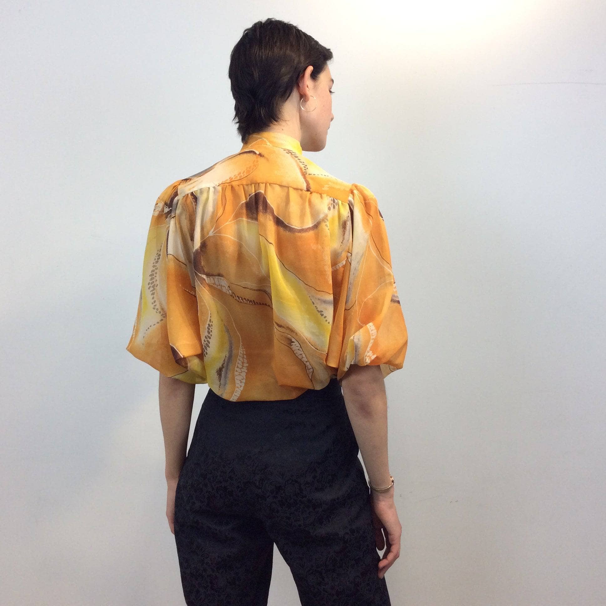 1970s Bold Print Puff-Sleeve Blouse, safran colour, mao collar, size small, size Medium, Sold by bohemevintage.com Montréal
